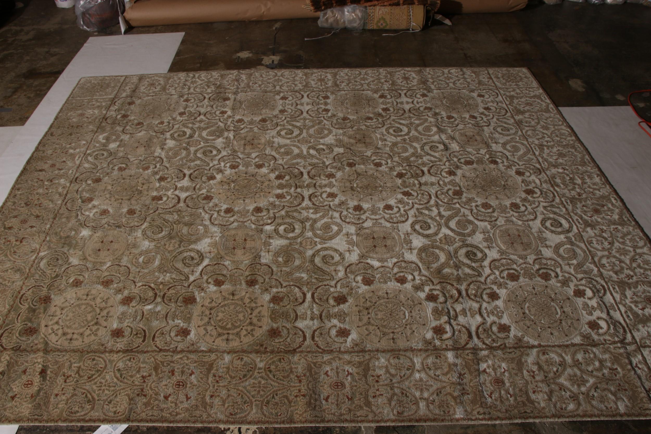 Dieser Teppich im Format 8 x 10 gehört zu der europäischen Kollektion von Rug & Kilim, die sich von einer Vielzahl geometrischer Muster und neoklassischer Empfindsamkeiten inspirieren lässt und liebevoll als 