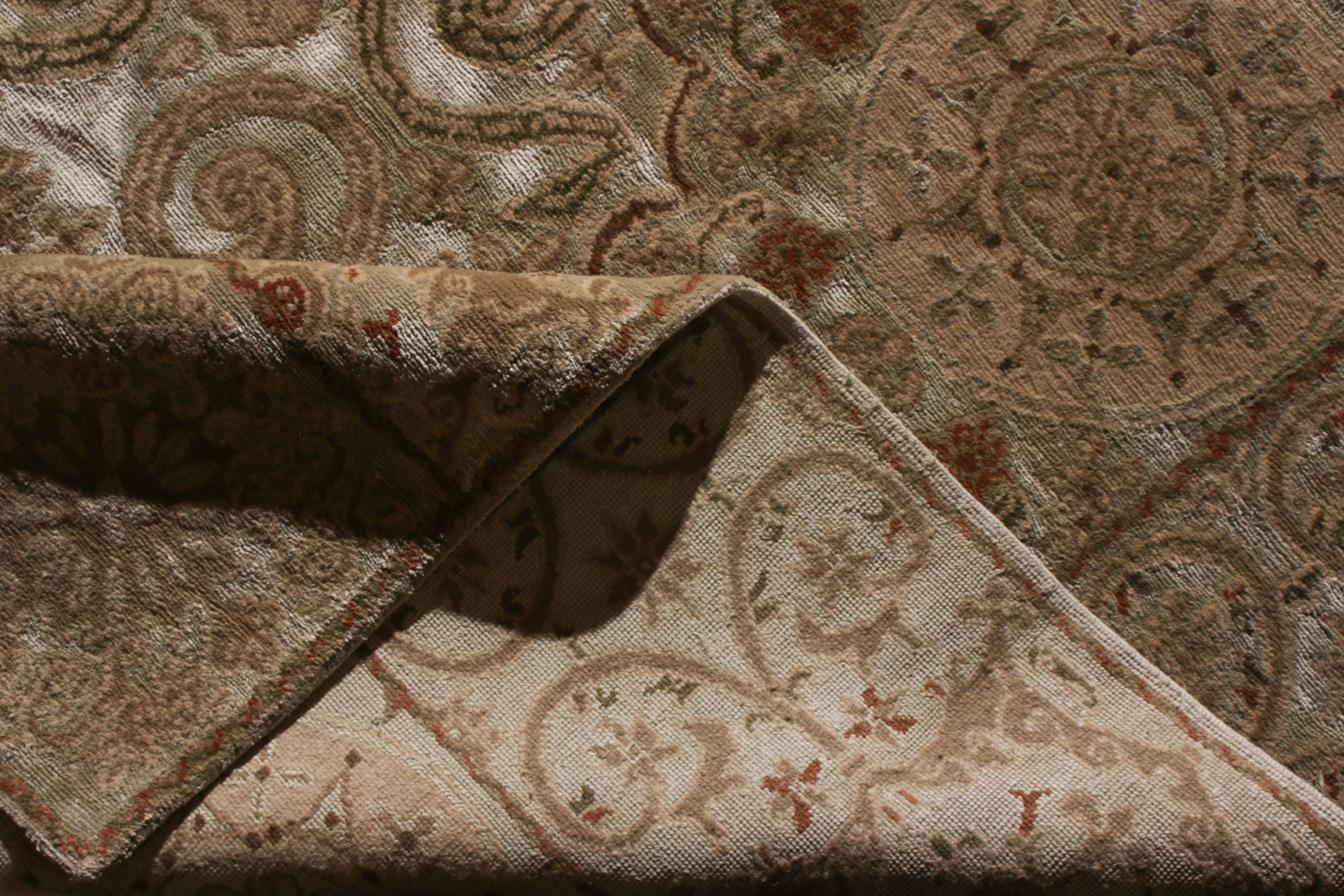 Rug & Kilim's Custom European Style Rug Beige Medallion Pattern by Rug & Kilim (21. Jahrhundert und zeitgenössisch) im Angebot