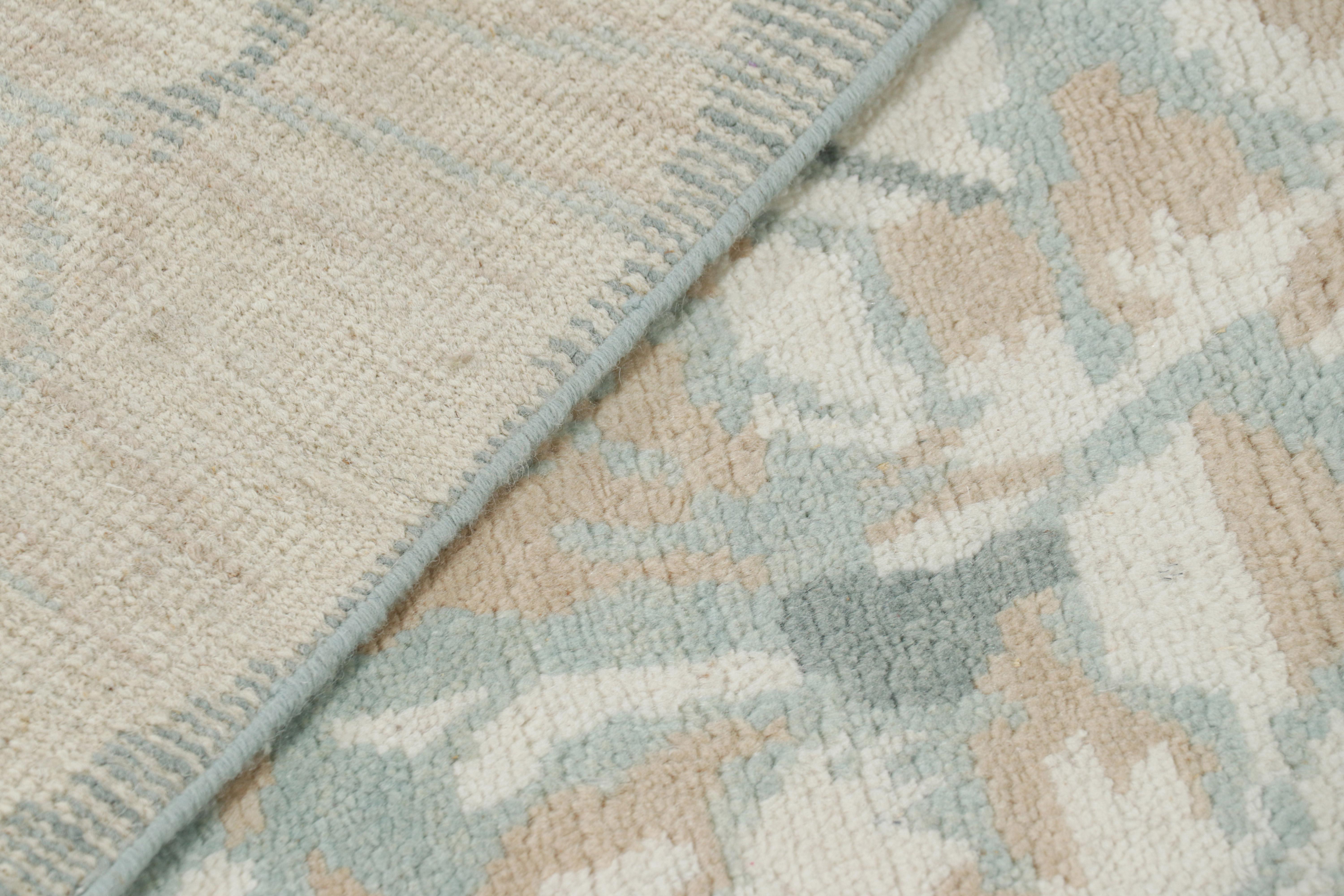 XXI secolo e contemporaneo Rug & Kilim ha realizzato un tappeto personalizzato in stile Art Deco francese con colori crema e blu. in vendita