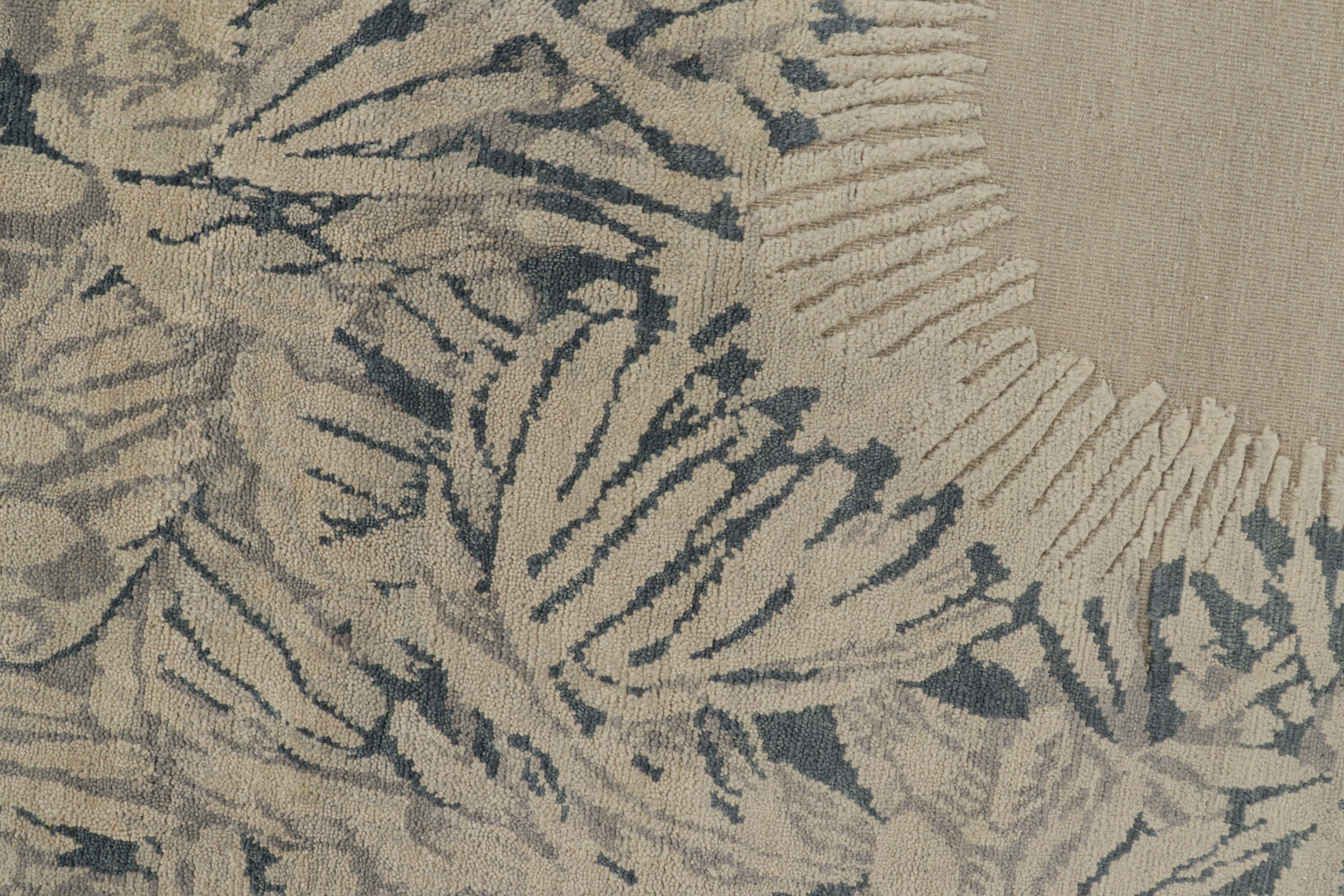 Scandinavo moderno Rug & Kilim: design personalizzato di un tappeto francese in stile Art Deco con motivi floreali in vendita