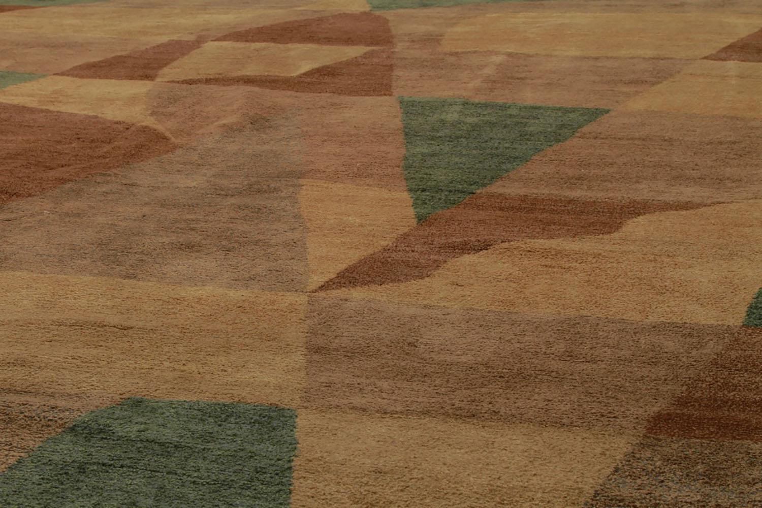 Noué à la main en laine et en soie lumineuse, cet ajout de 8x10 à la collection de tapis européens de Rug & Kilim dépeint un jeu magistral de couleurs et de motifs affectueusement surnommé 