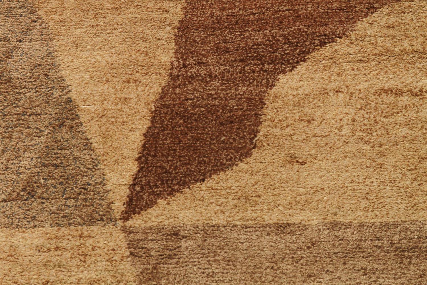 XXIe siècle et contemporain Tapis & Kilim's - Tapis géométrique personnalisé en laine et soie beige-marron et bleu en vente