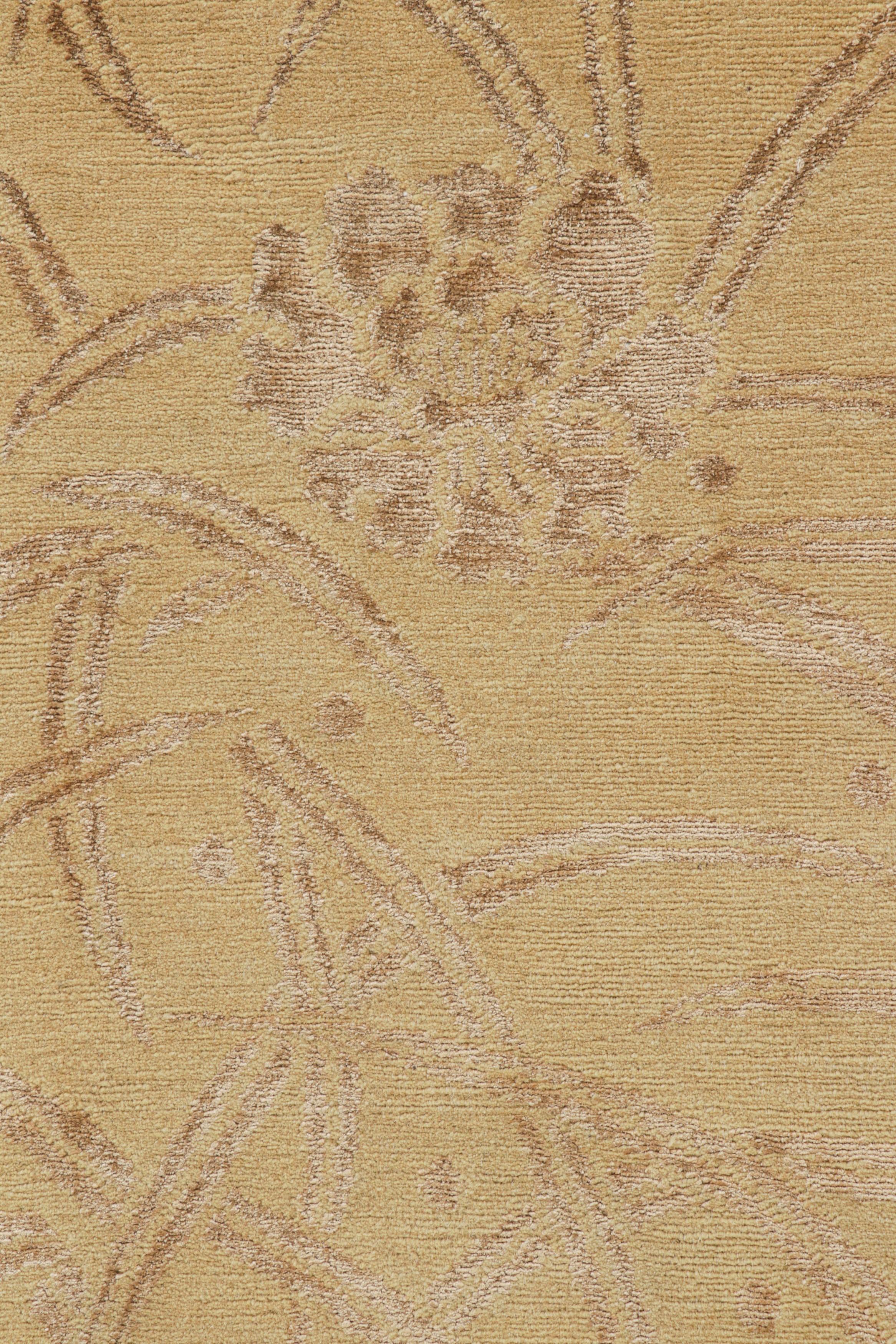 XXI secolo e contemporaneo Rug & Kilim è un tappeto geometrico floreale personalizzato in lana e seta beige, marrone e oro. in vendita