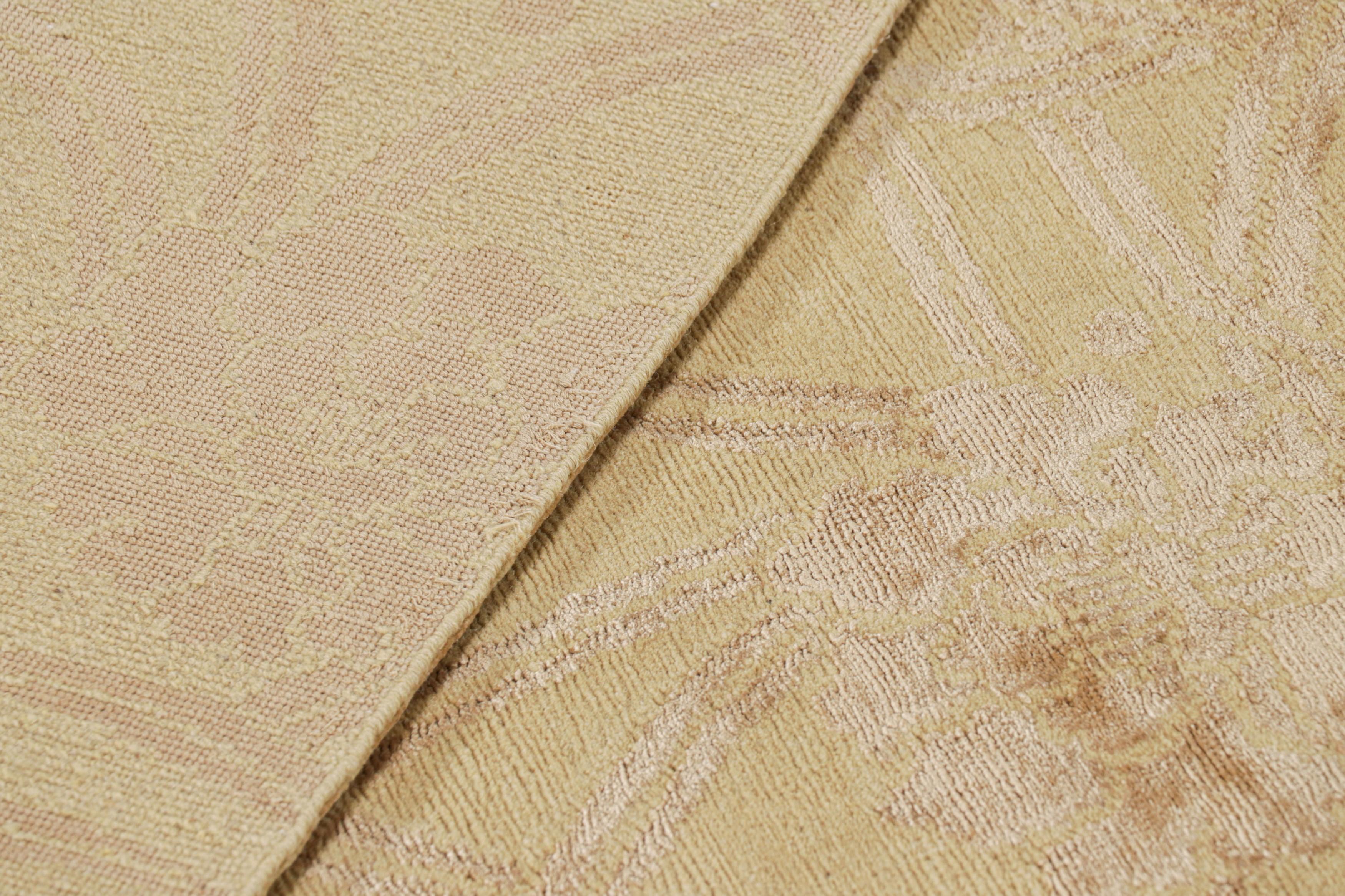 Lana Rug & Kilim è un tappeto geometrico floreale personalizzato in lana e seta beige, marrone e oro. in vendita