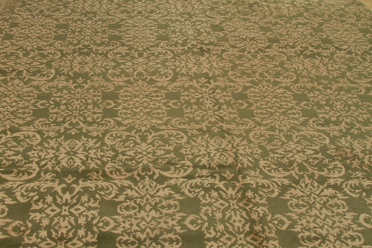 Noué à la main en laine et en soie lumineuse, cet ajout de 8 x 10 à la collection de tapis européens de Rug & Kilim dépeint un jeu magistral de couleurs et de motifs affectueusement surnommé 