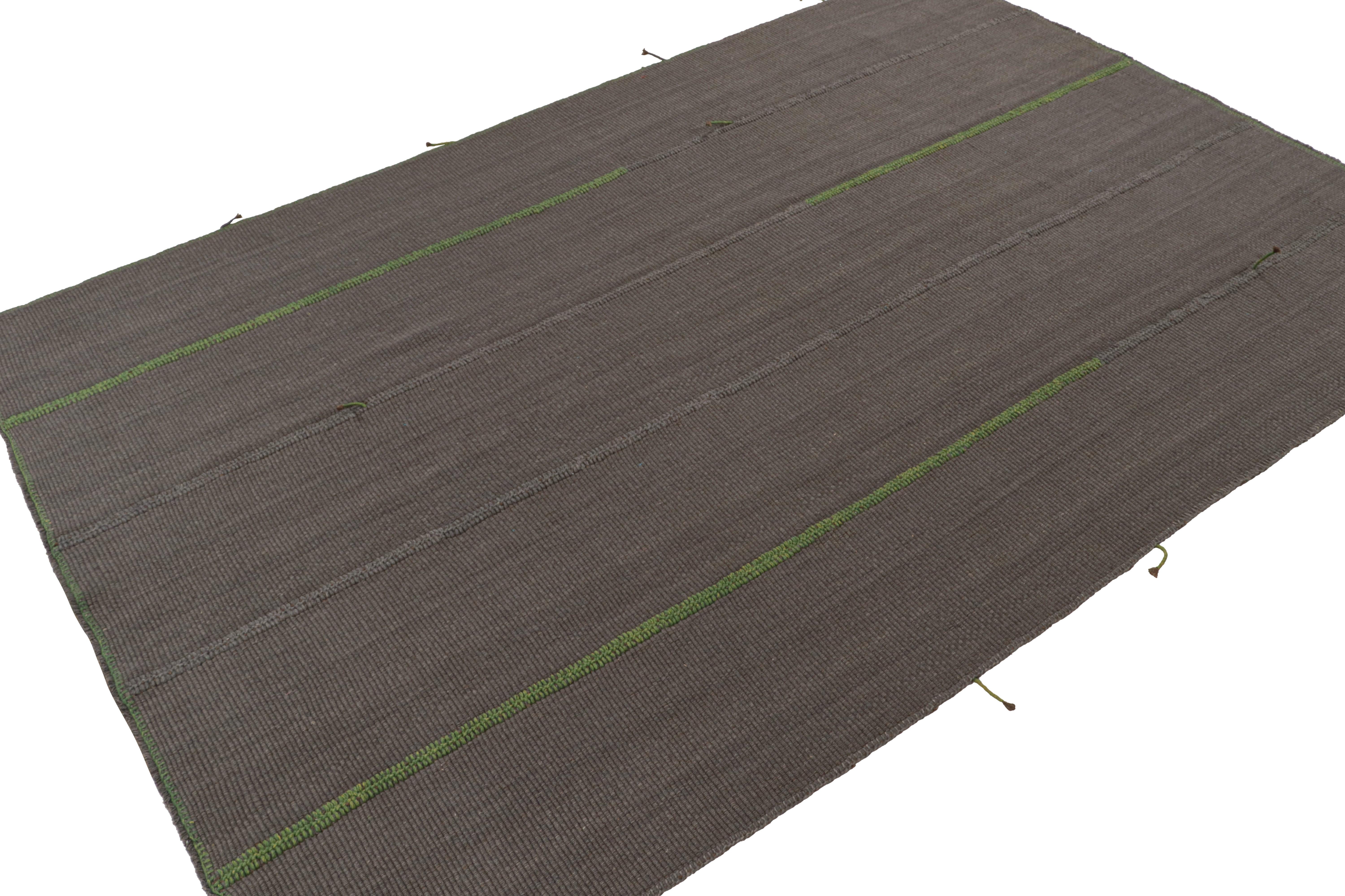 Moderno Rug & Kilim: design personalizzato in grigio con accenti verdi e marroni in vendita