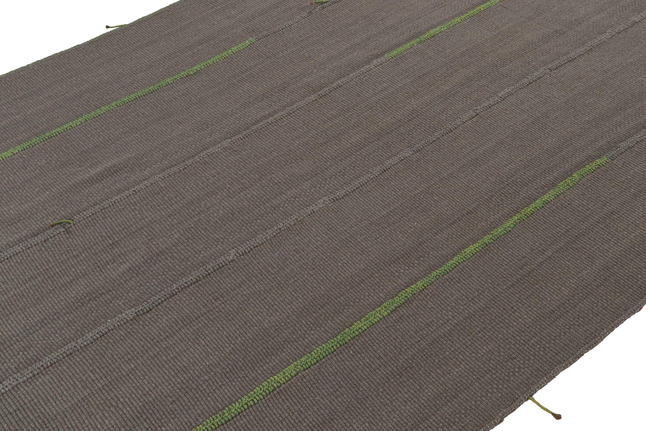 Perse Tapis & Kilim - Kilim personnalisé en gris avec des accents verts et bruns en vente