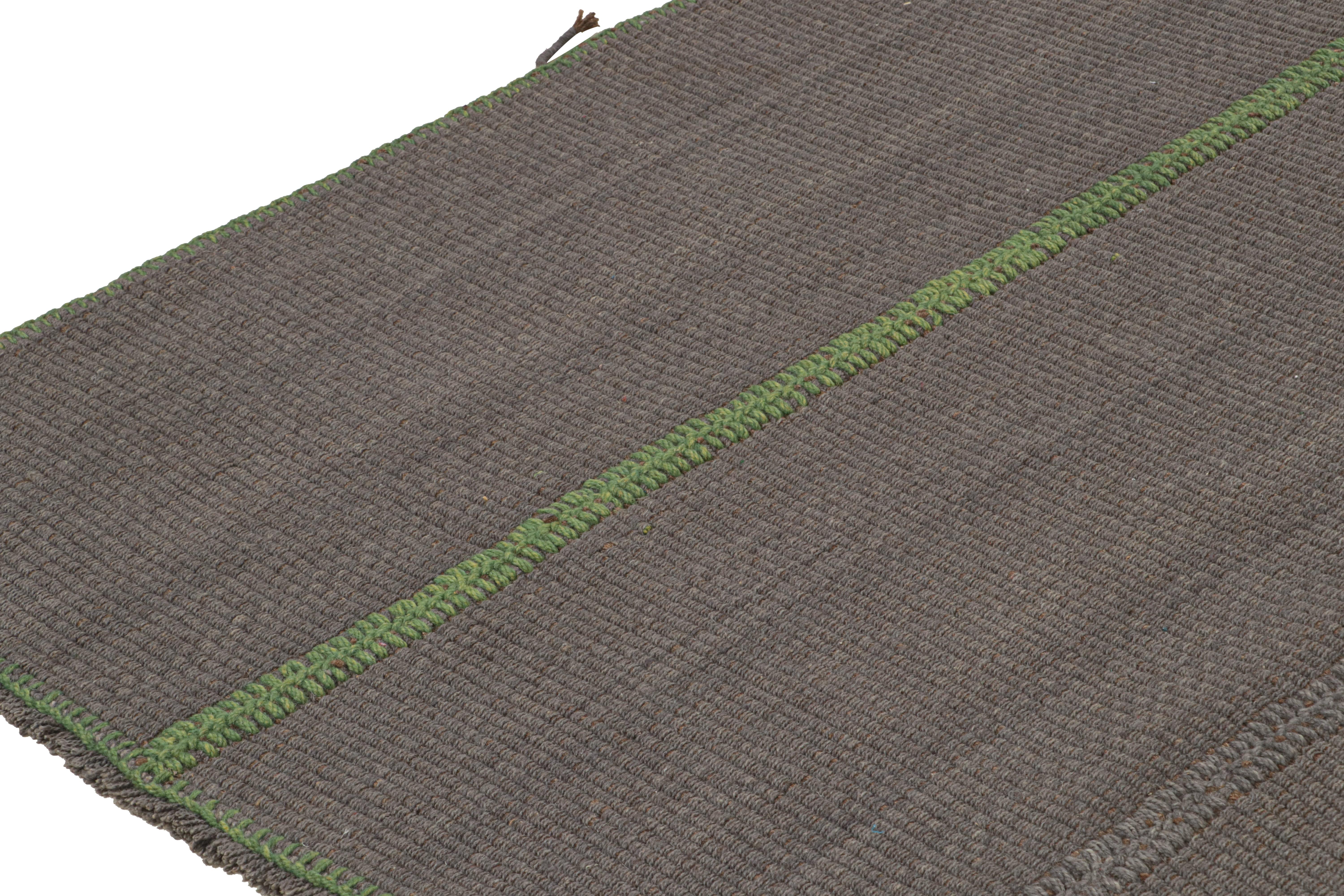 Annodato a mano Rug & Kilim: design personalizzato in grigio con accenti verdi e marroni in vendita