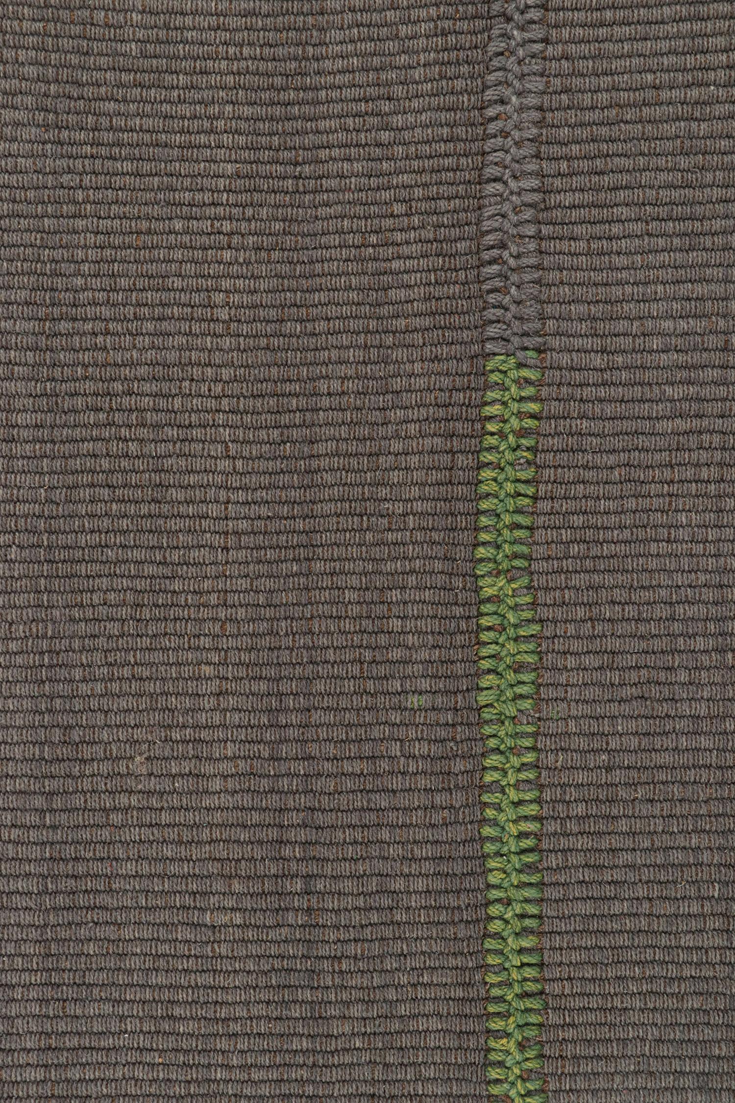 Tapis & Kilim - Kilim personnalisé en gris avec des accents verts et bruns Neuf - En vente à Long Island City, NY