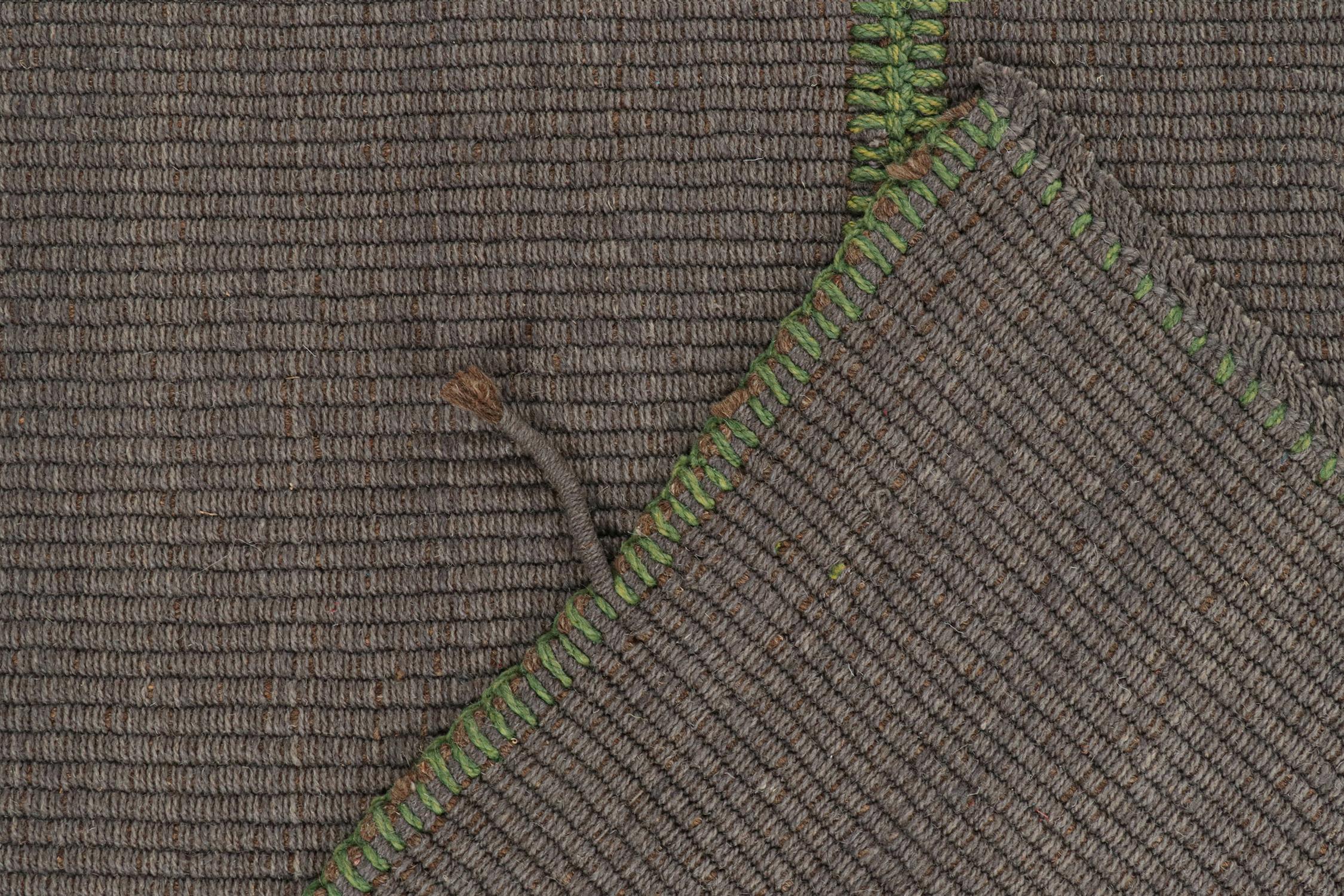 XXIe siècle et contemporain Tapis & Kilim - Kilim personnalisé en gris avec des accents verts et bruns en vente