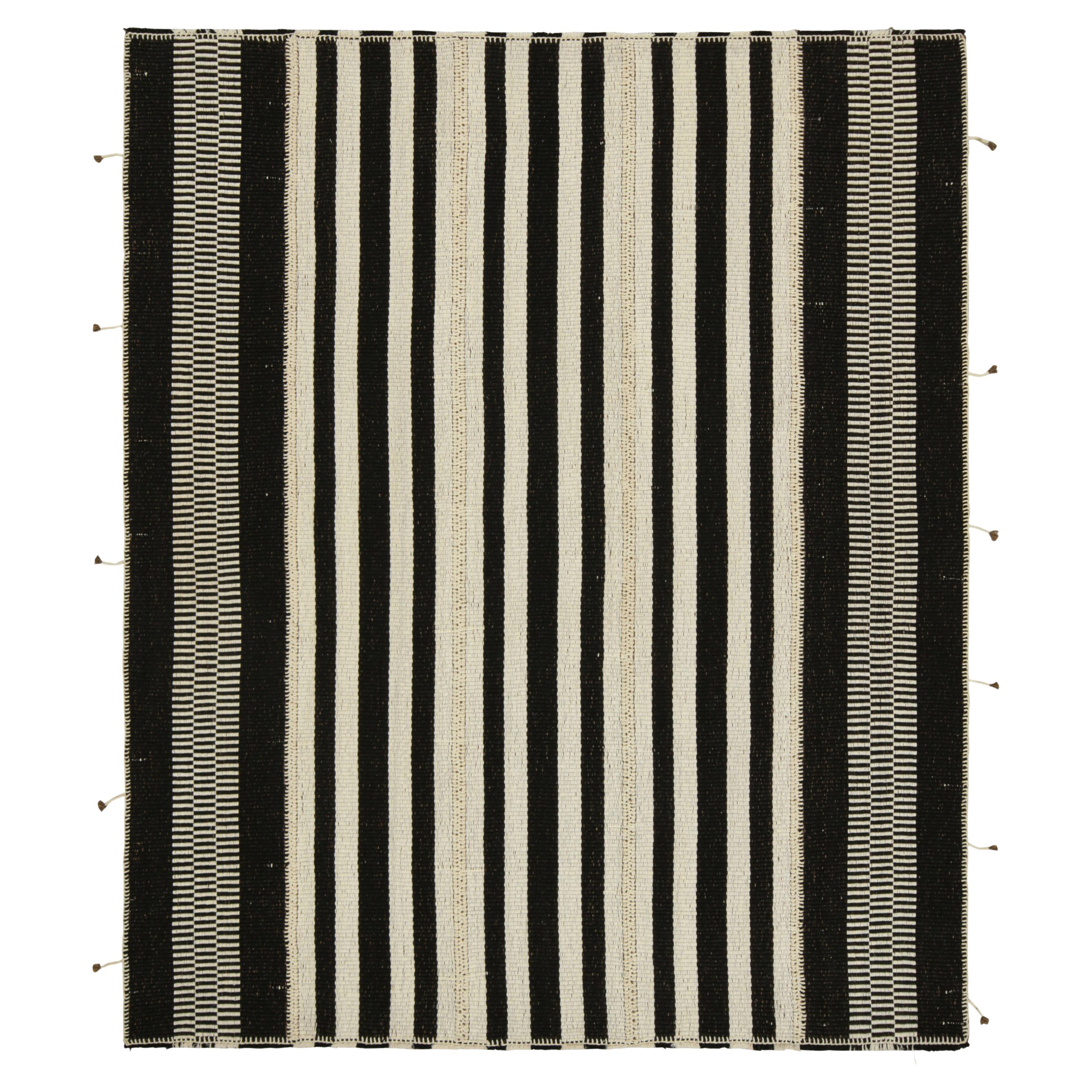 Rug & Kilim's individuelles Kilim-Design in weißen und schwarzen Strukturstreifen