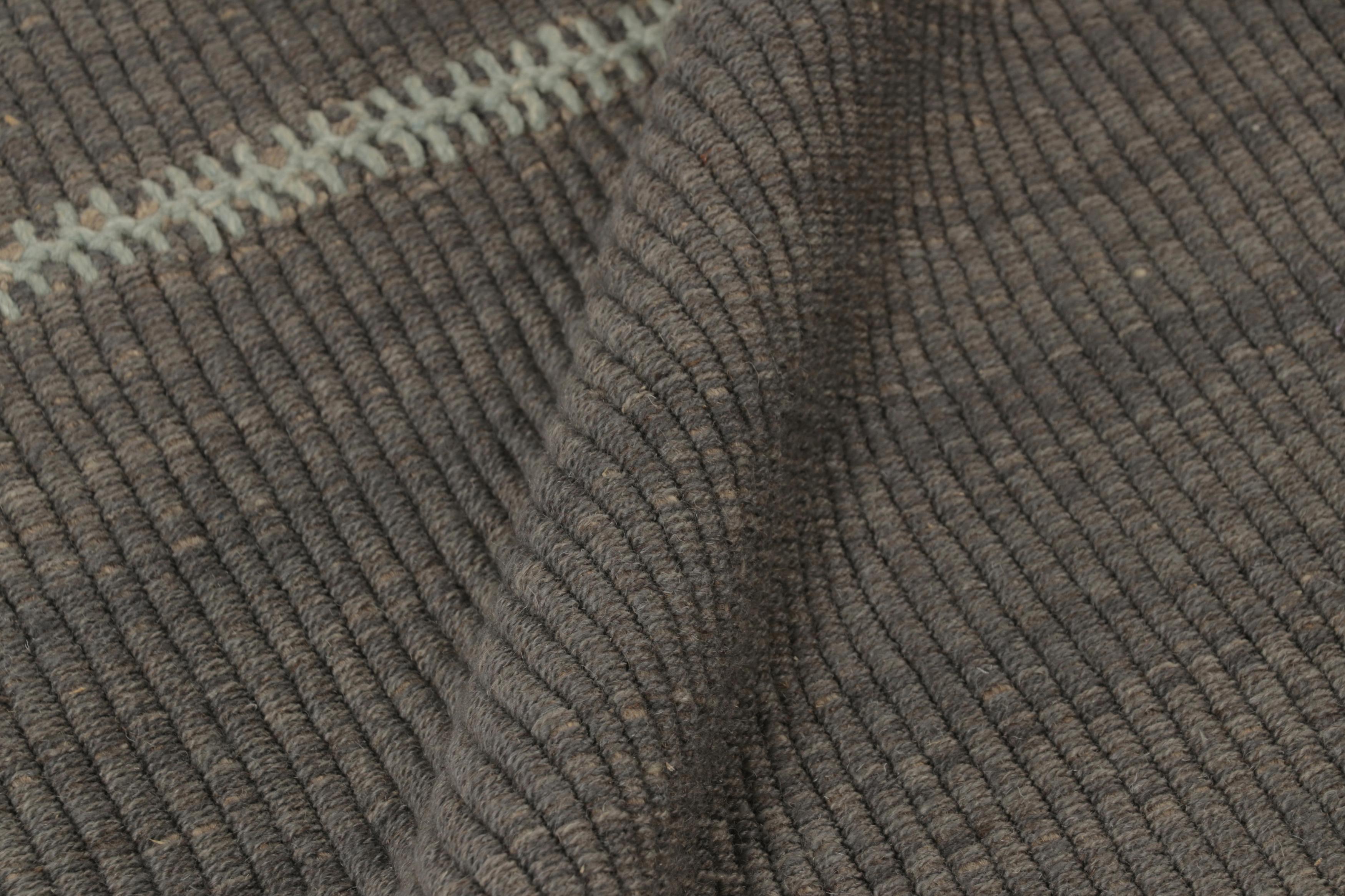 Diseño personalizado de Rug & Kilim, rayas grises y celestes con textura Siglo XXI y contemporáneo en venta