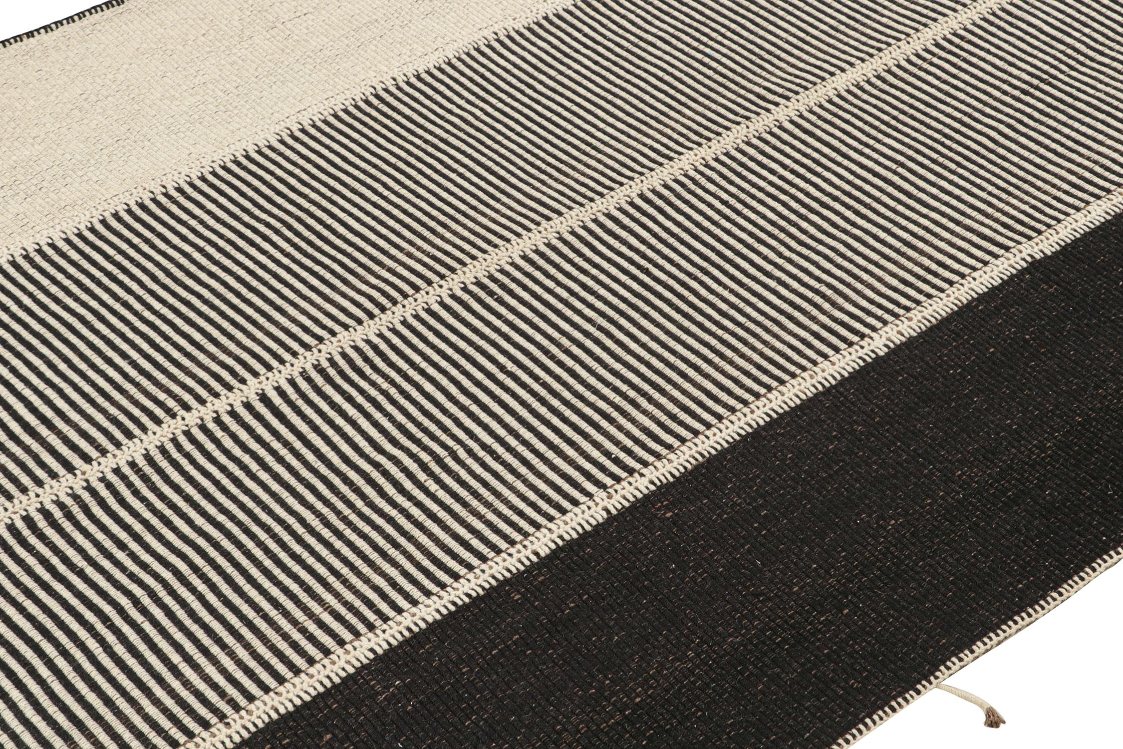 Maßgeschneidertes Kilim-Design von Rug & Kilim mit beige-braunen, schwarzen und weißen Streifen (Persisch) im Angebot
