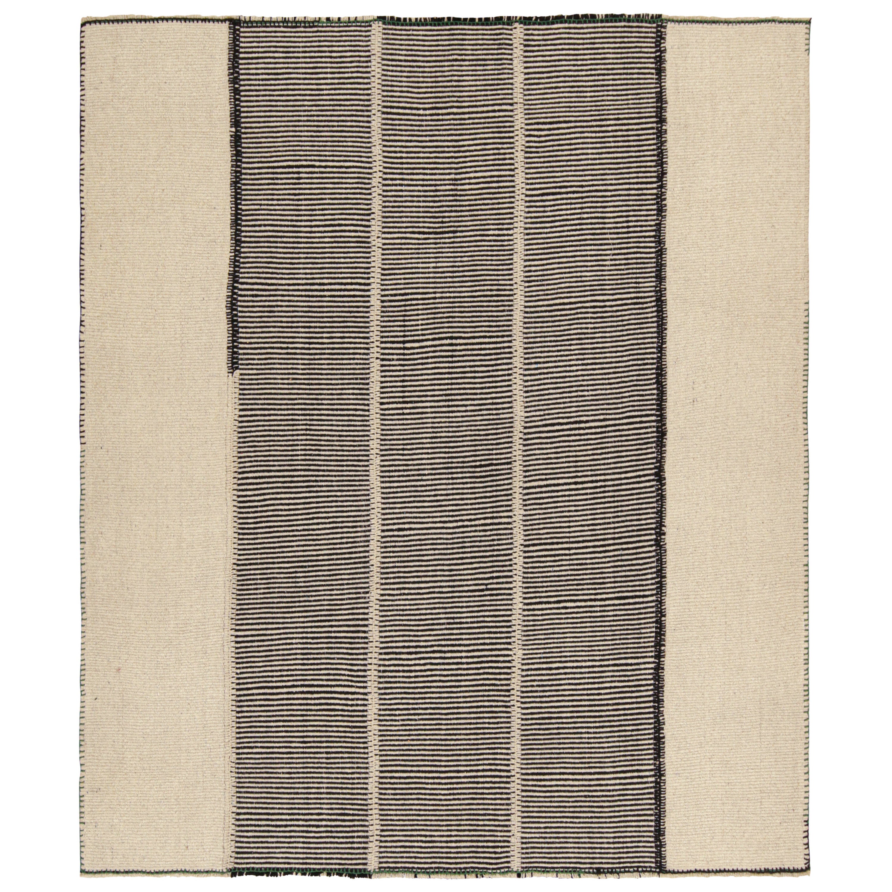 Il design personalizzato di Rug & Kilim con strisce beige-marrone, nere e bianche.