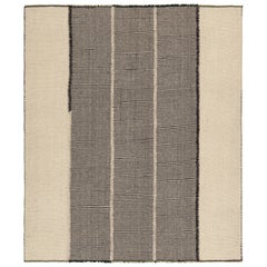 Il design personalizzato di Rug & Kilim con strisce beige-marrone, nere e bianche.