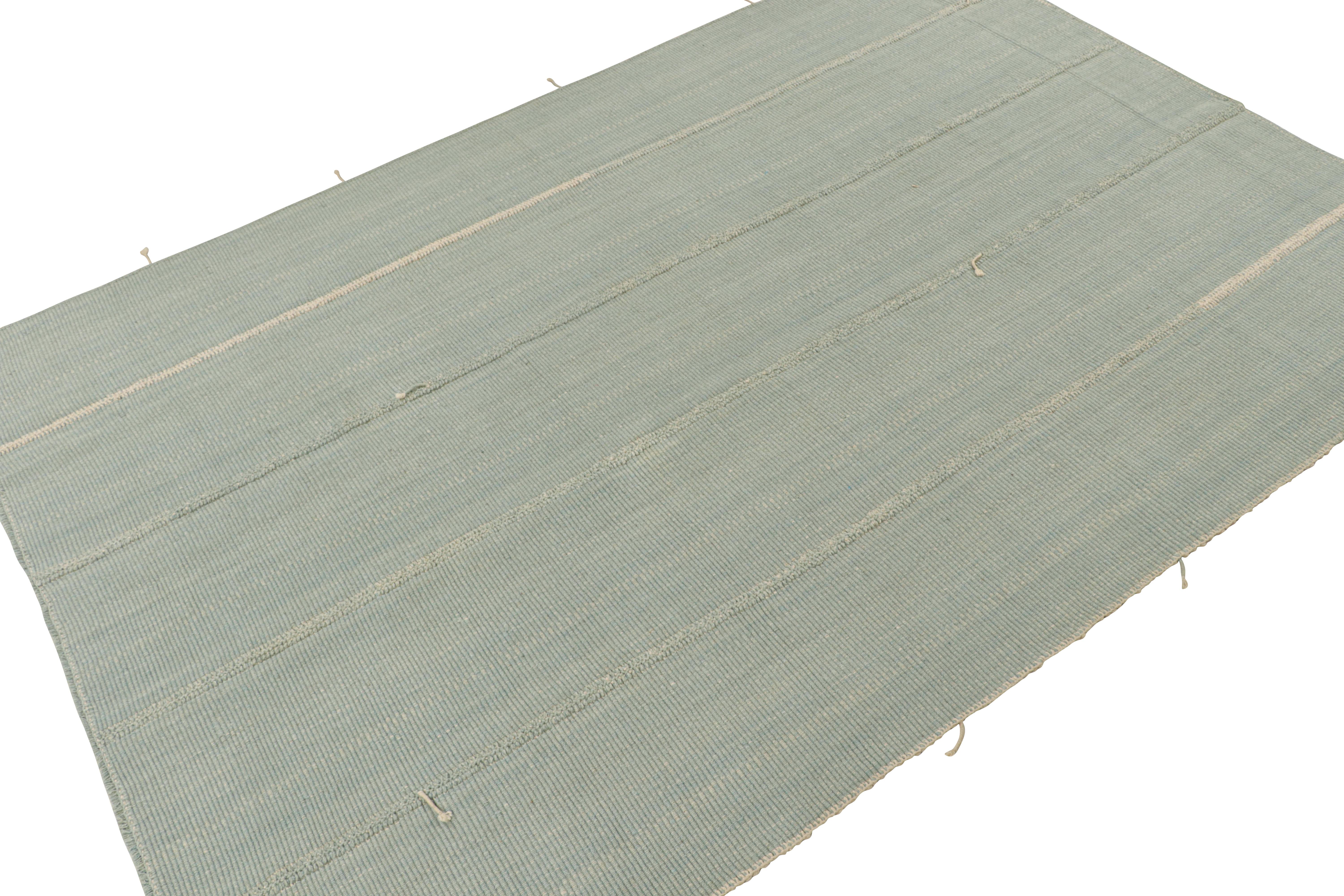 Moderne Tapis Kilim personnalisé de Rug & Kilim à rayures bleues et beiges en vente