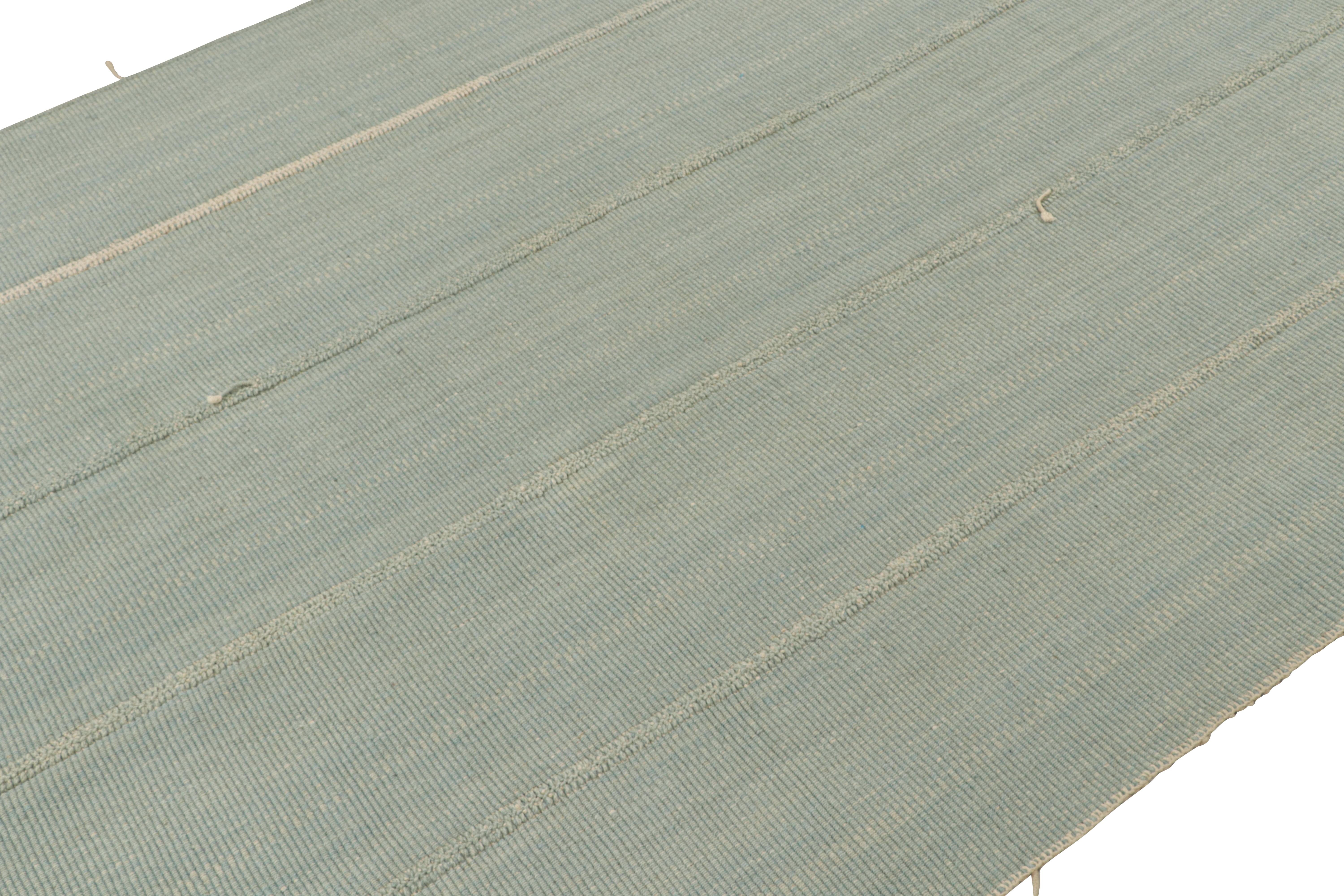 Perse Tapis Kilim personnalisé de Rug & Kilim à rayures bleues et beiges en vente
