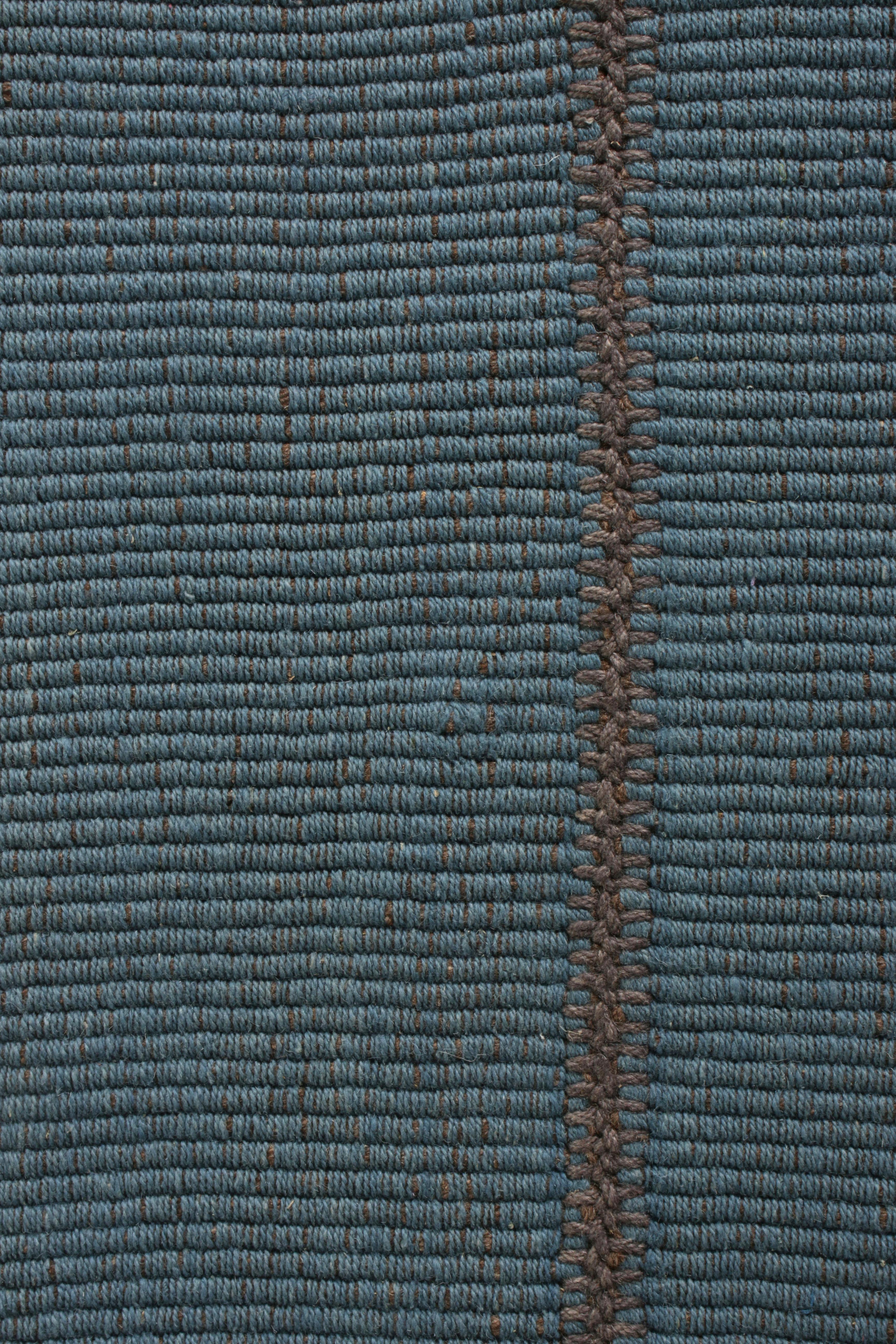 Rug & Kilims maßgeschneiderter Kilim-Teppich in blau-braunem, durchgehendem Streifenmuster im Zustand „Neu“ im Angebot in Long Island City, NY