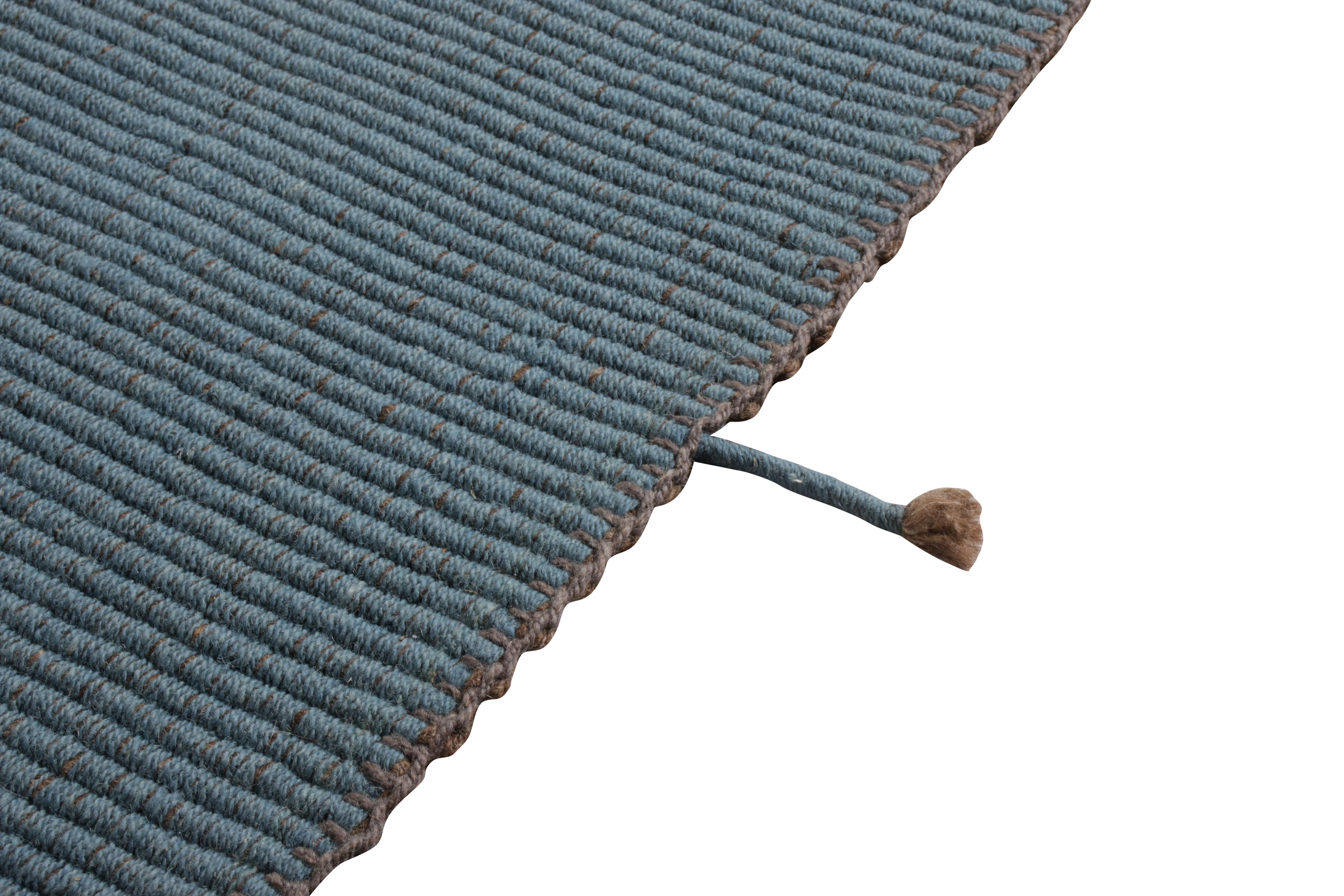 Rug & Kilims maßgeschneiderter Kilim-Teppich in blau-braunem, durchgehendem Streifenmuster (21. Jahrhundert und zeitgenössisch) im Angebot