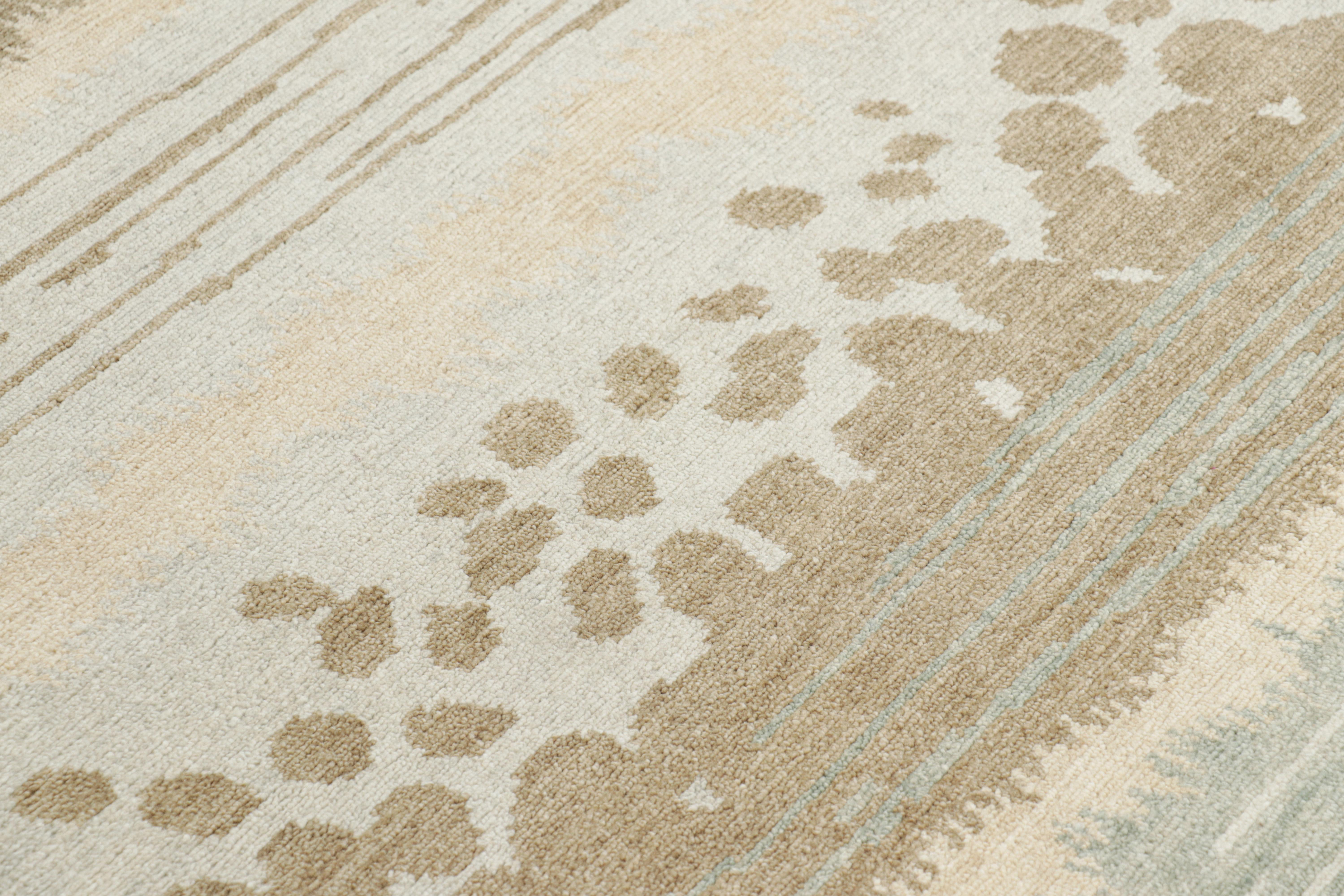Noué à la main en laine, ce tapis abstrait moderne 4x6 de couleur beige-brun présente des motifs abstraits de couleur crème et bleue, ce qui en fait un magnifique nouvel ajout à la Collection Rug & Kilim Modern. 

Sur le Design : 

Ces photos