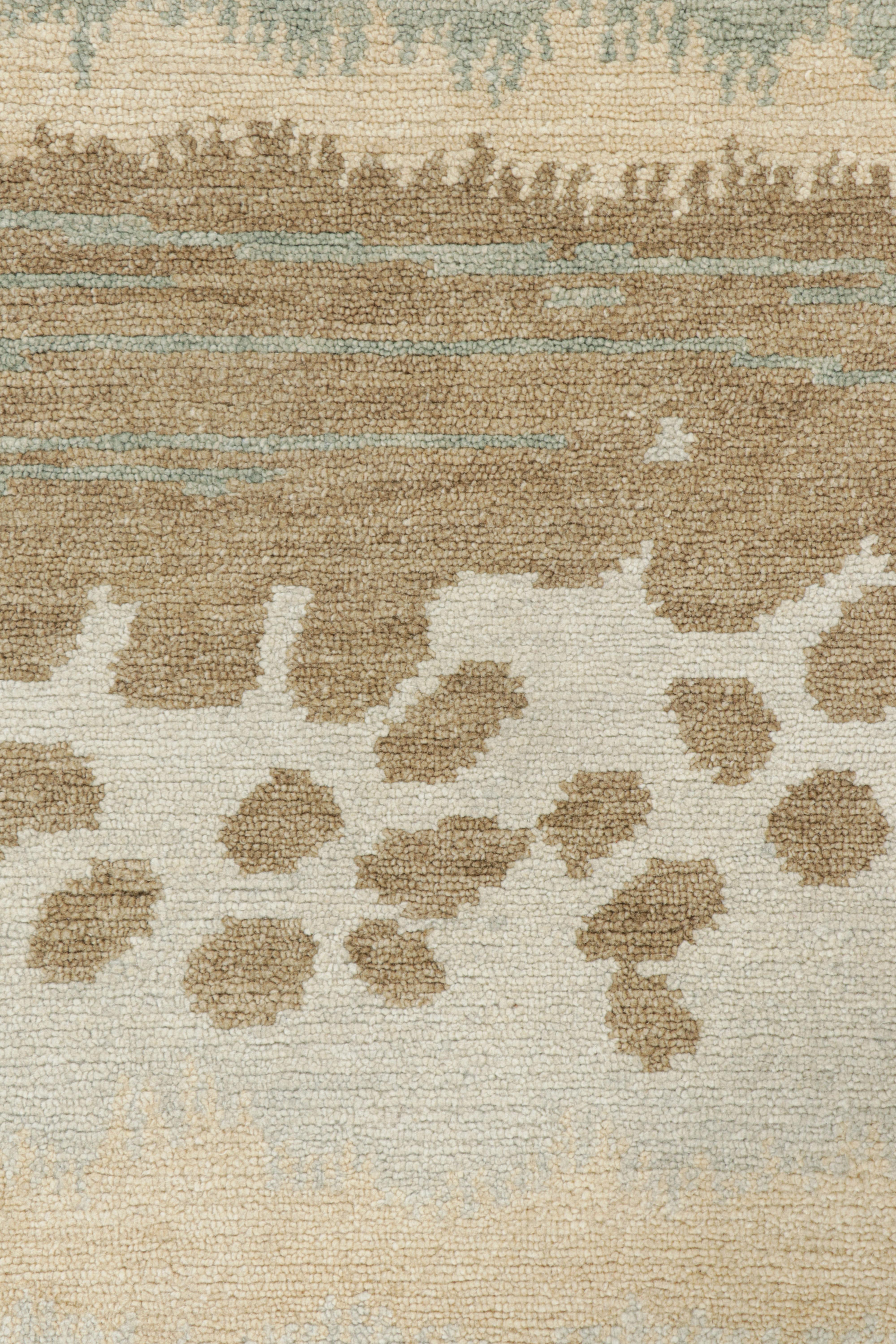 Moderne Rug & Kilim's Custom Modern Rug in Beige-Brown and Blue Abstract Patterns (Tapis moderne sur mesure aux motifs abstraits beige-marron et bleu) en vente