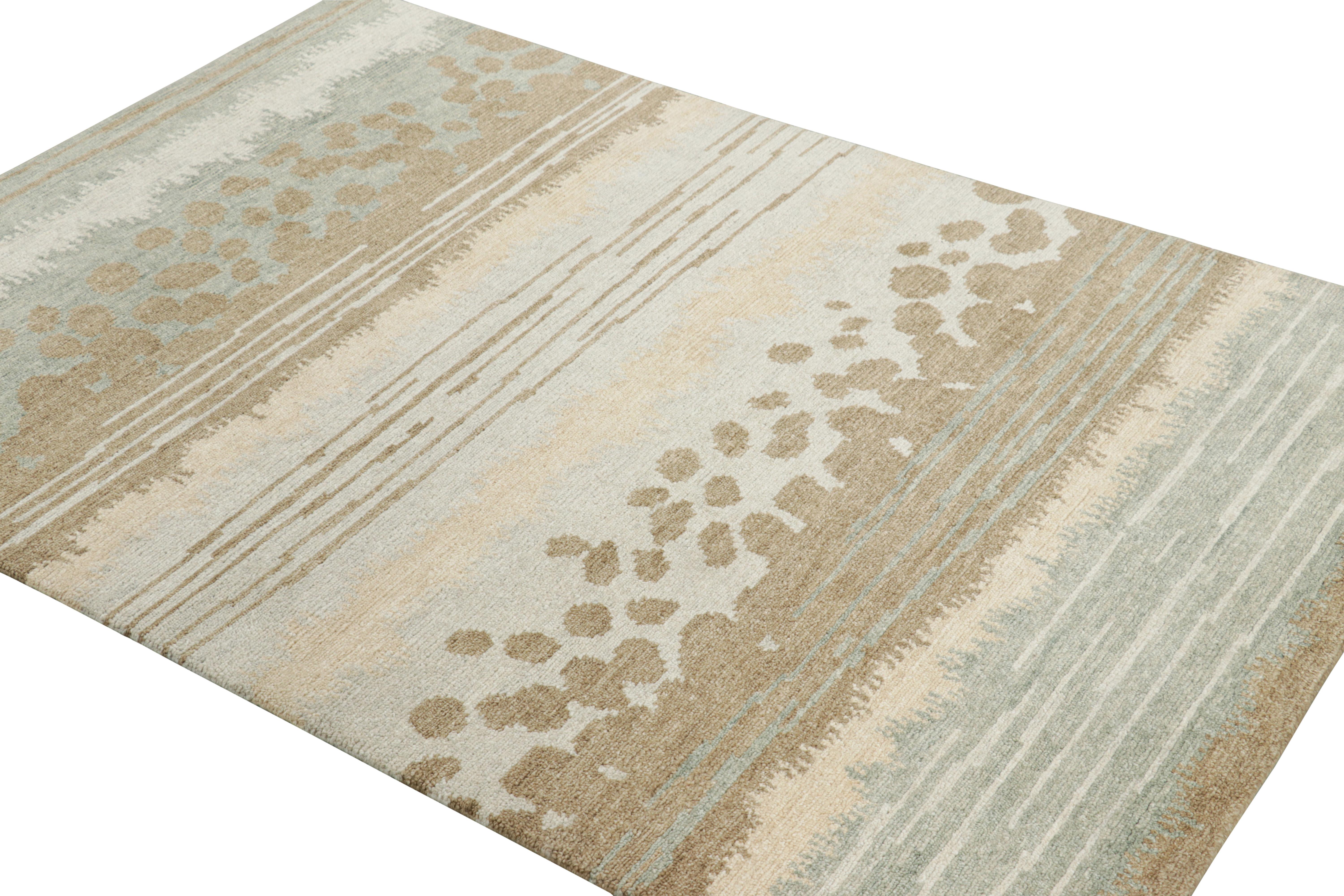 Népalais Rug & Kilim's Custom Modern Rug in Beige-Brown and Blue Abstract Patterns (Tapis moderne sur mesure aux motifs abstraits beige-marron et bleu) en vente