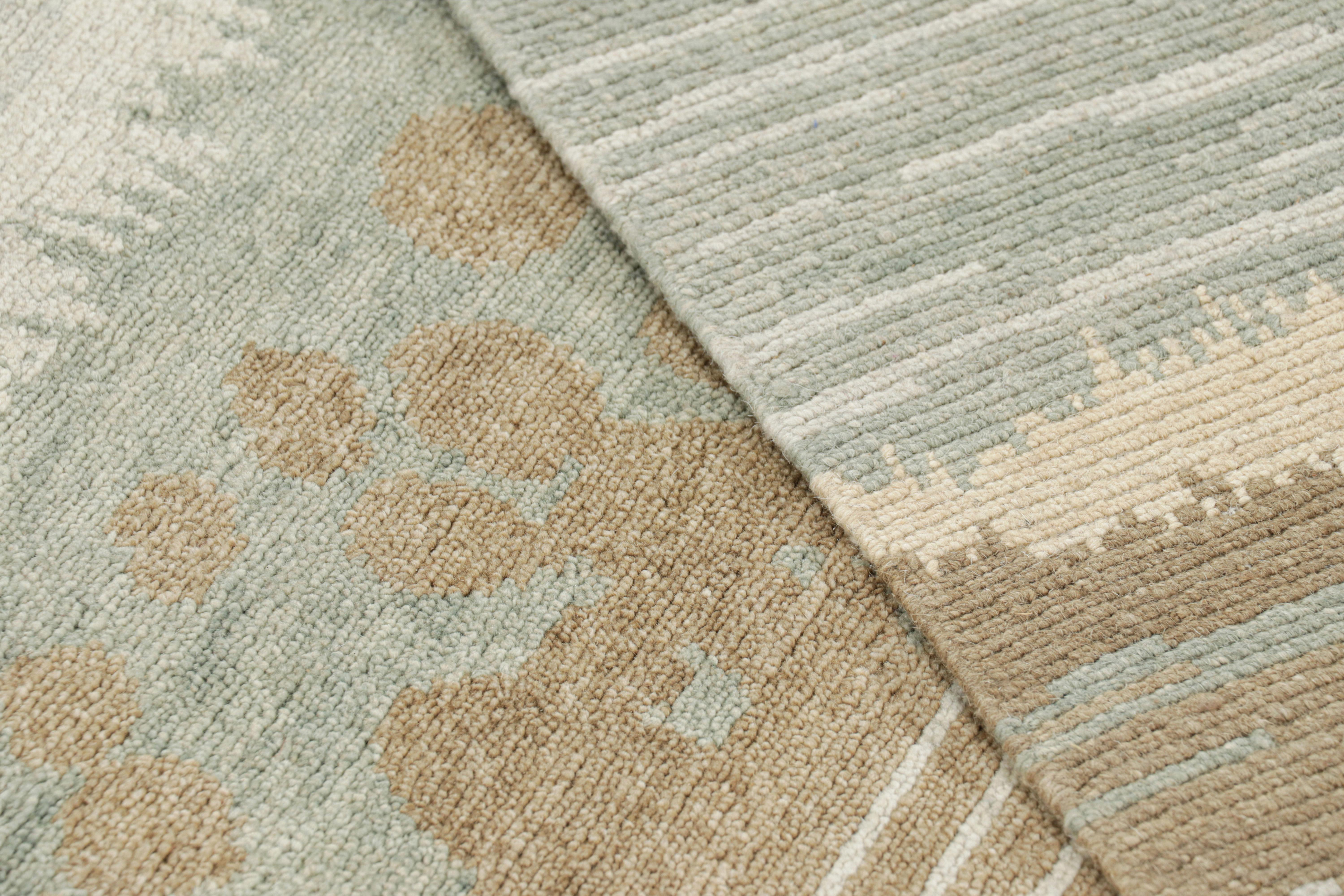 XXIe siècle et contemporain Rug & Kilim's Custom Modern Rug in Beige-Brown and Blue Abstract Patterns (Tapis moderne sur mesure aux motifs abstraits beige-marron et bleu) en vente