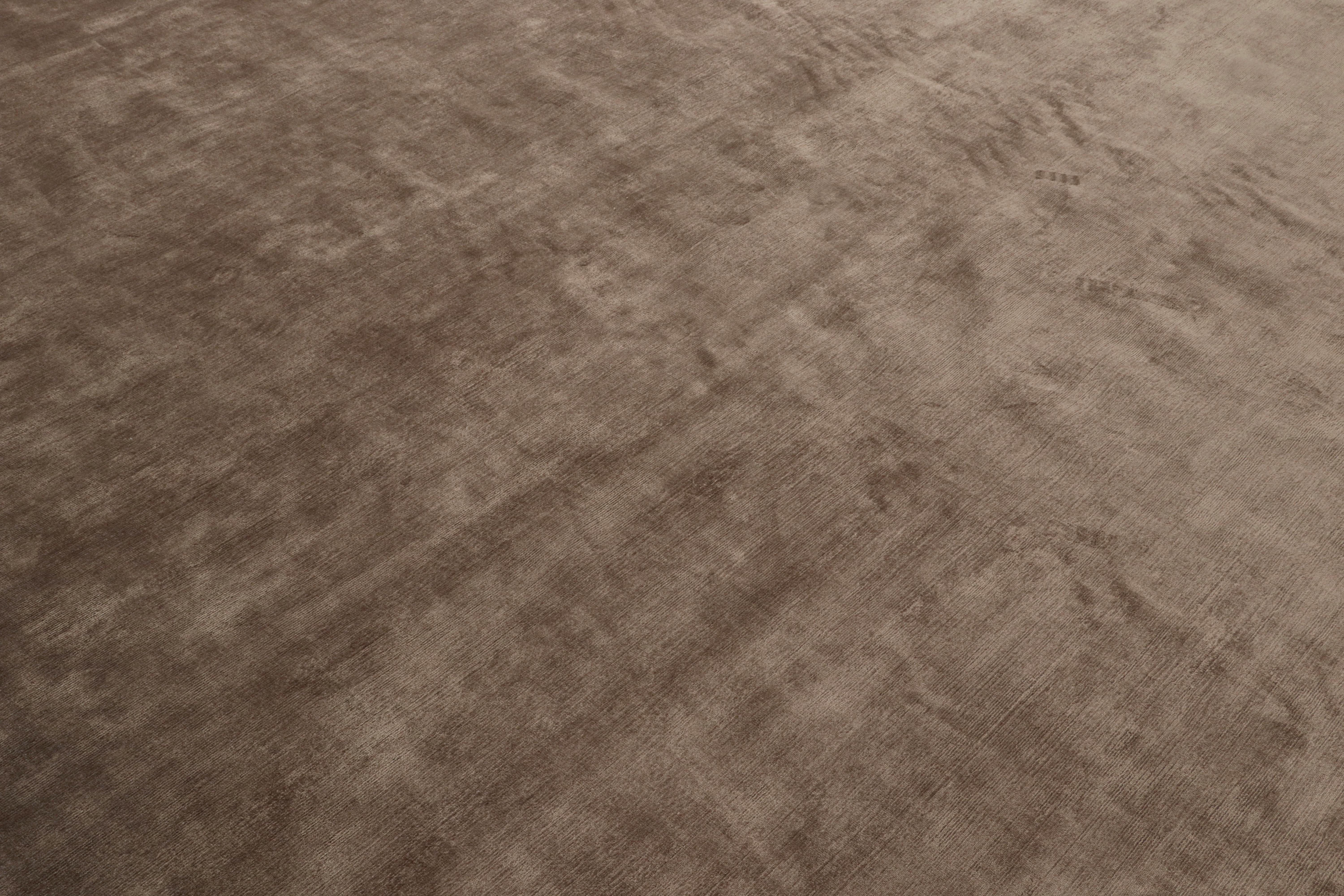 Noué à la main Rug & Kilim's Custom Modernity rug in Solid Brown (tapis moderne sur mesure en brun uni) en vente