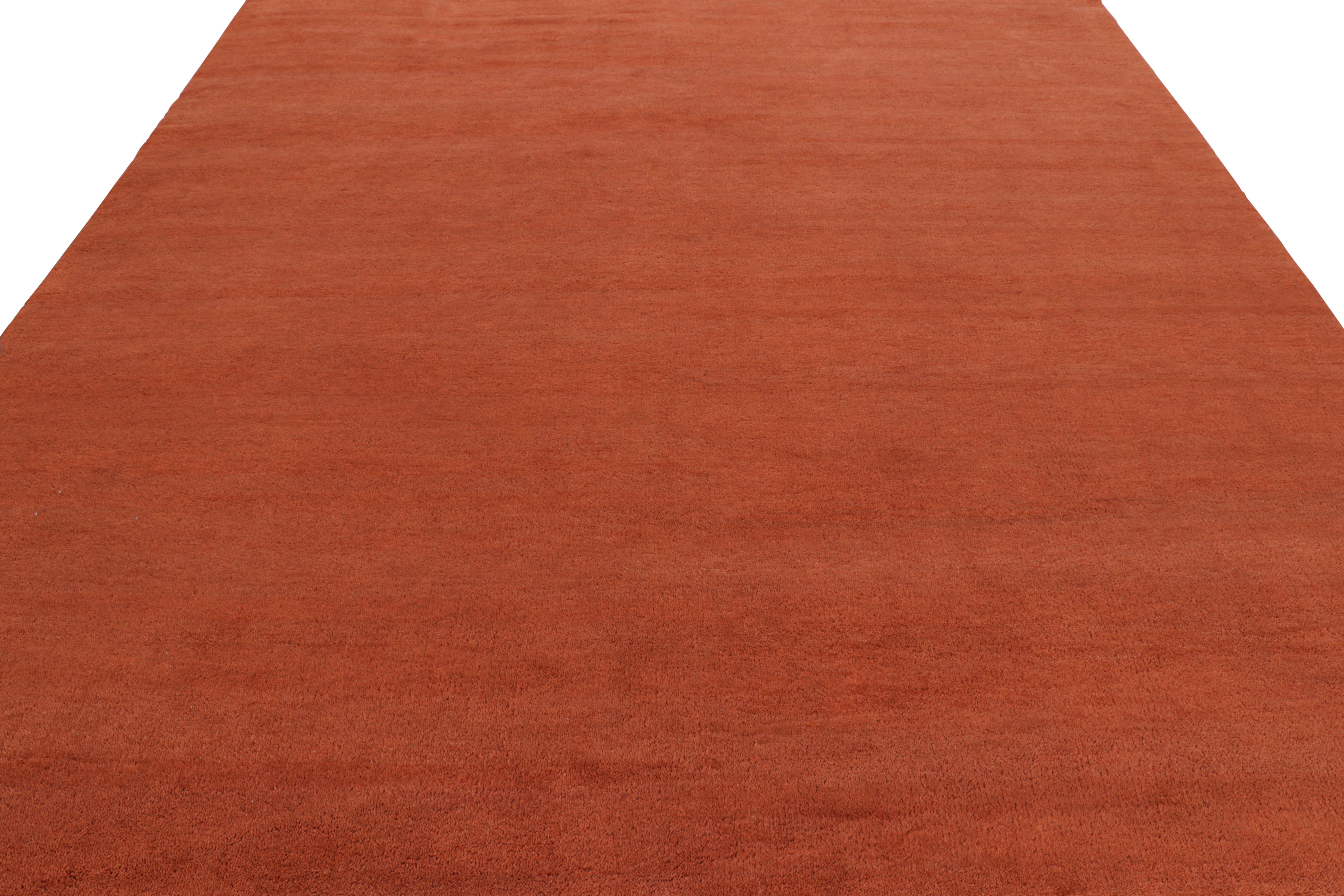 Annodato a mano Rug & Kilim: un tappeto moderno e testurizzato nei toni dell'arancione bruciato in vendita