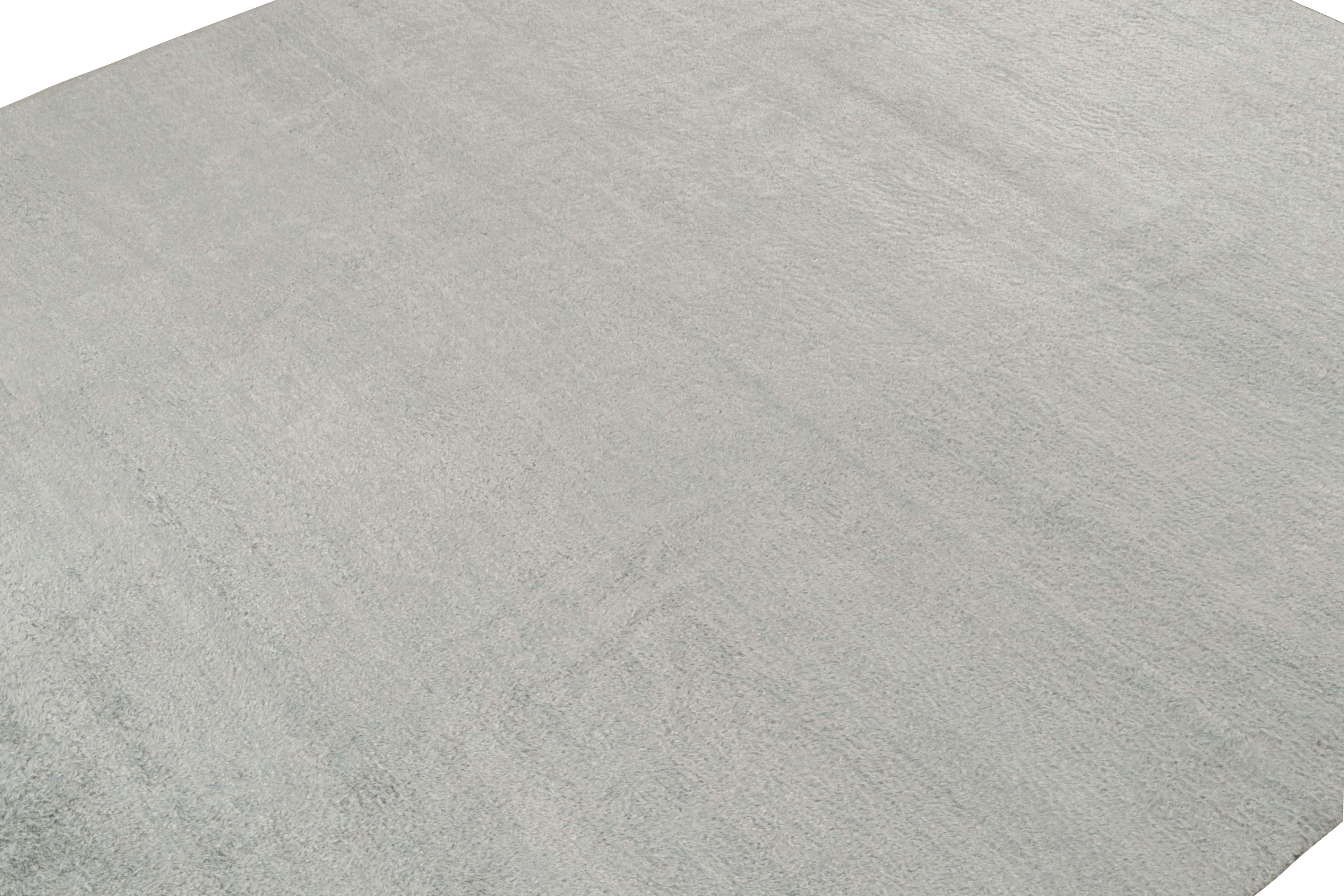 Dieses individuelle Teppichdesign ist eine neue Ergänzung der Texture of Collection'S von Rug & Kilim. Er ist handgeknüpft aus üppiger, hochfloriger Mohairwolle mit einem luxuriösen, natürlichen Glanz. 

Diese Bilder zeigen einen 10x10 Teppich in