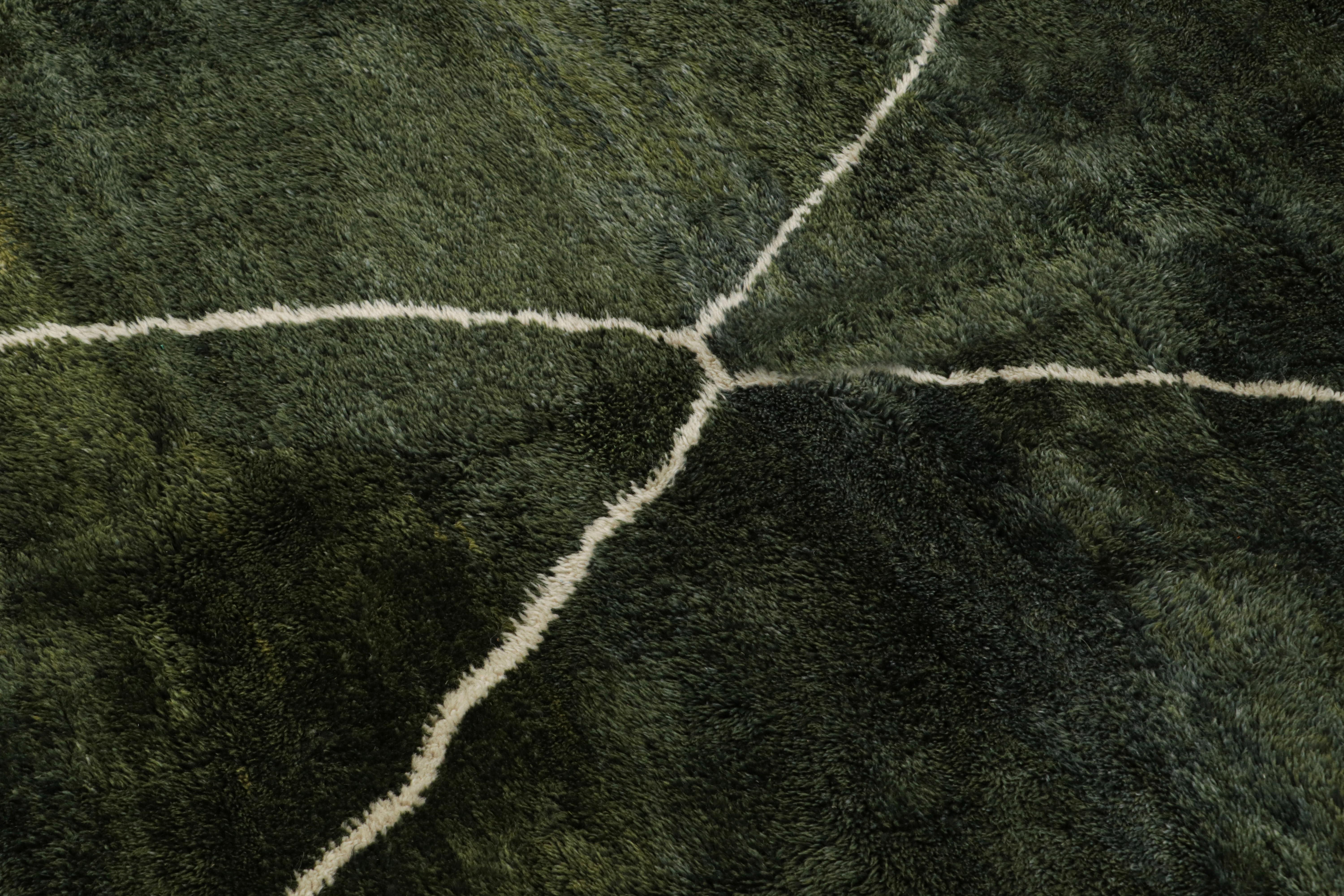 Rug & Kilim's individuelles marokkanisches Teppichdesign in Grün mit weißen Rautenmustern im Zustand „Neu“ im Angebot in Long Island City, NY