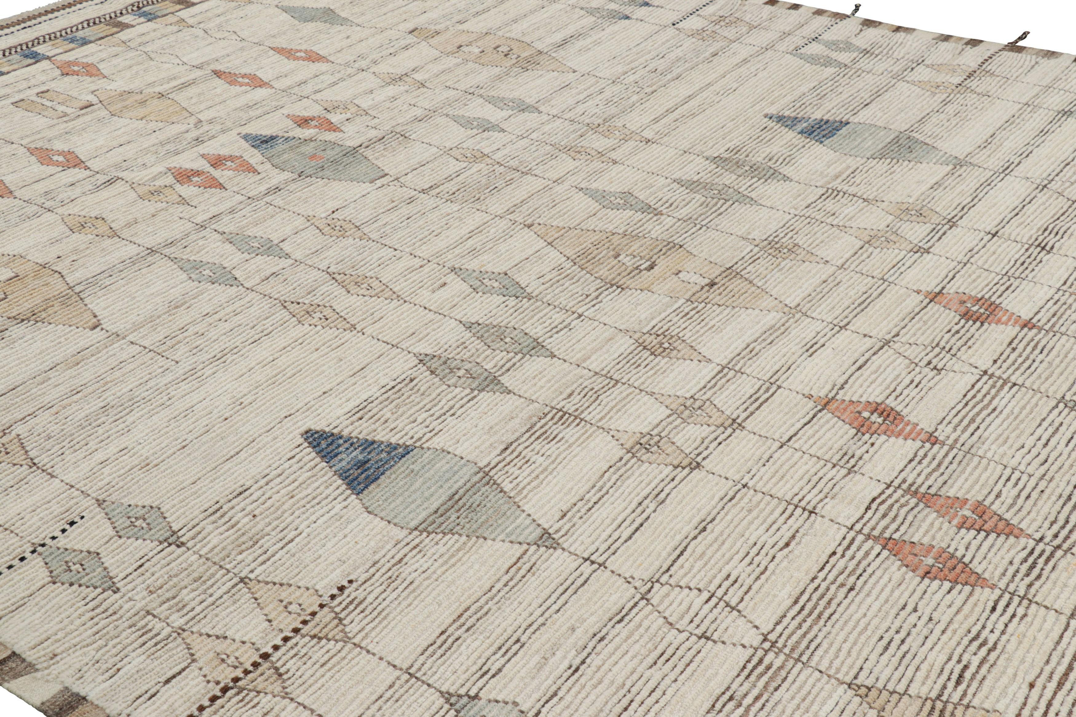 Tissé à la main en laine, ce tapis 10x14 personnalisé par Rug & Kilim est une réimagination moderne et passionnante des tapis marocains. Il présente des motifs et des techniques de tissage inspirés des traditions de tissage berbères