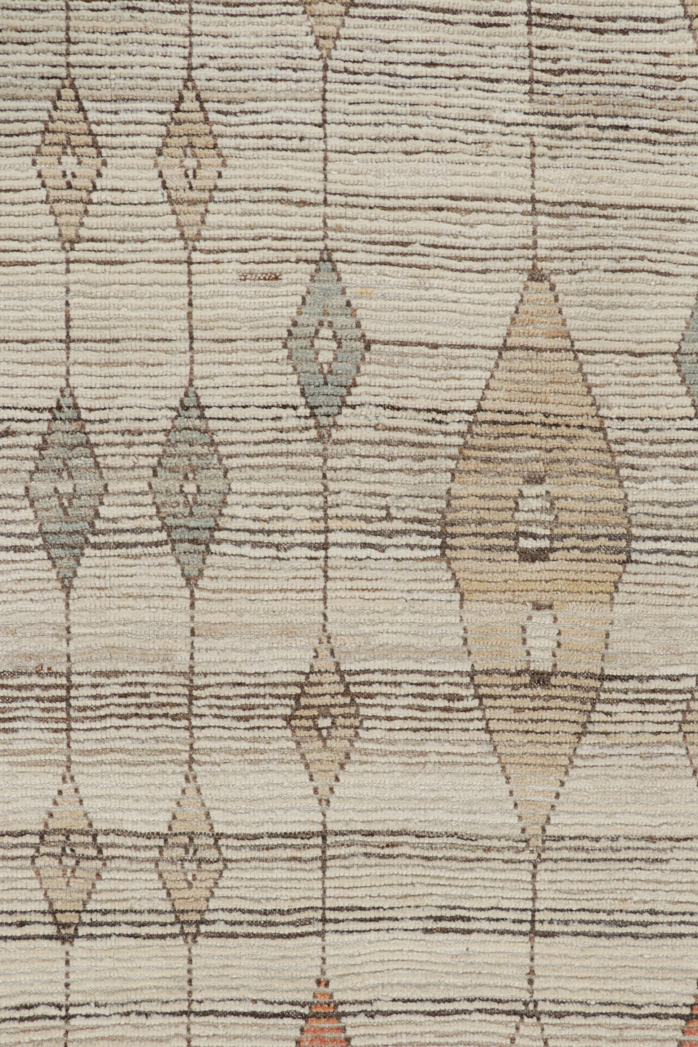 Pakistanais Rug & Kilim's Custom Moroccan Style Rug in Beige with Geometric Patterns (tapis de style marocain personnalisé en beige avec des motifs géométriques) en vente
