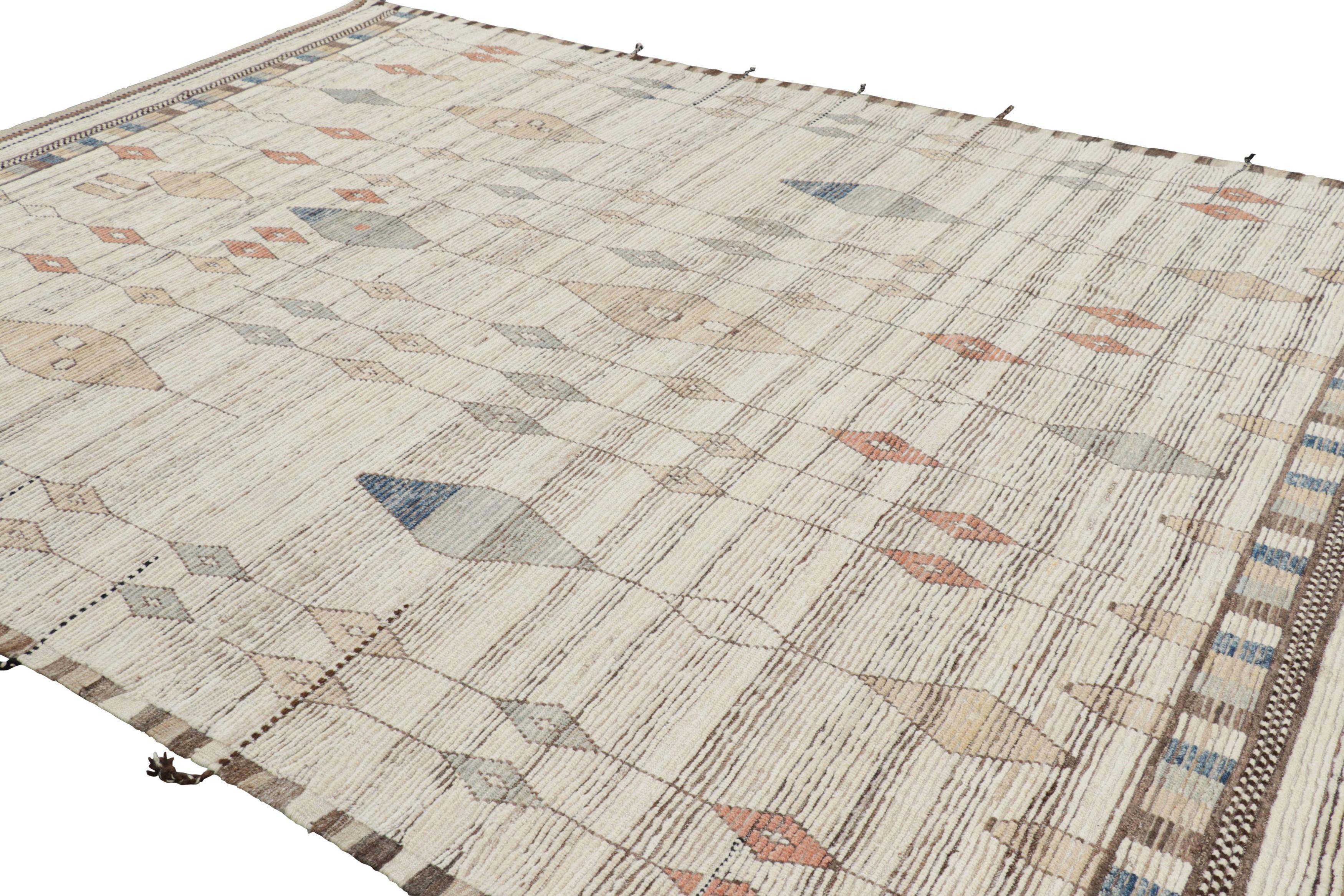 Rug & Kilim's Custom Moroccan Style Rug in Beige with Geometric Patterns (tapis de style marocain personnalisé en beige avec des motifs géométriques) Neuf - En vente à Long Island City, NY