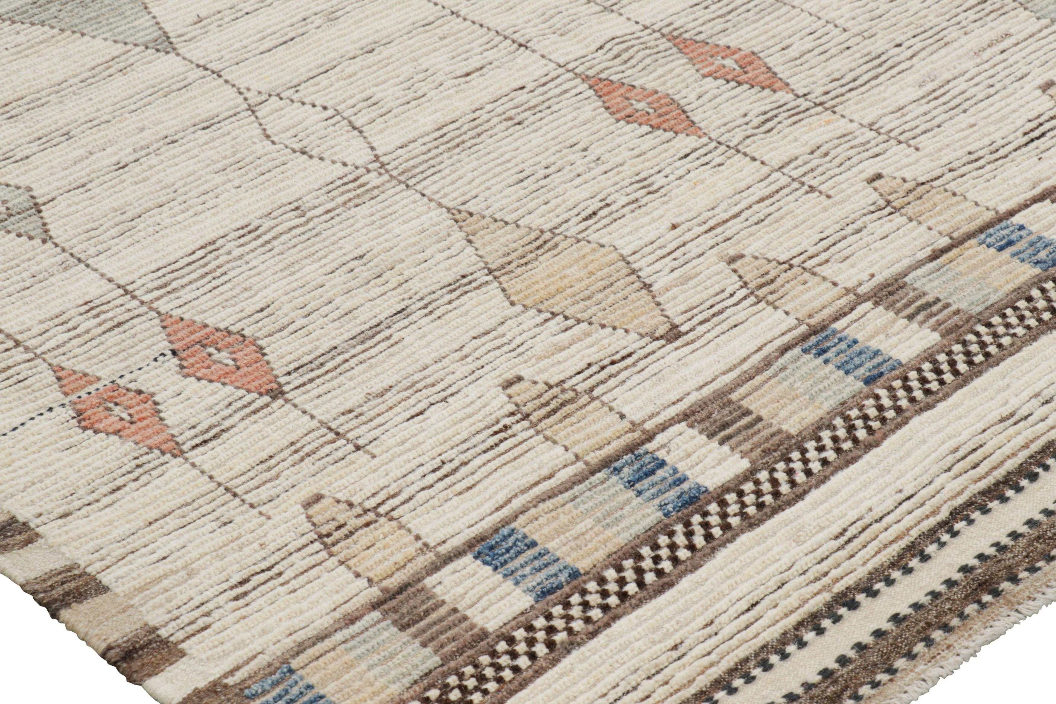 XXIe siècle et contemporain Rug & Kilim's Custom Moroccan Style Rug in Beige with Geometric Patterns (tapis de style marocain personnalisé en beige avec des motifs géométriques) en vente