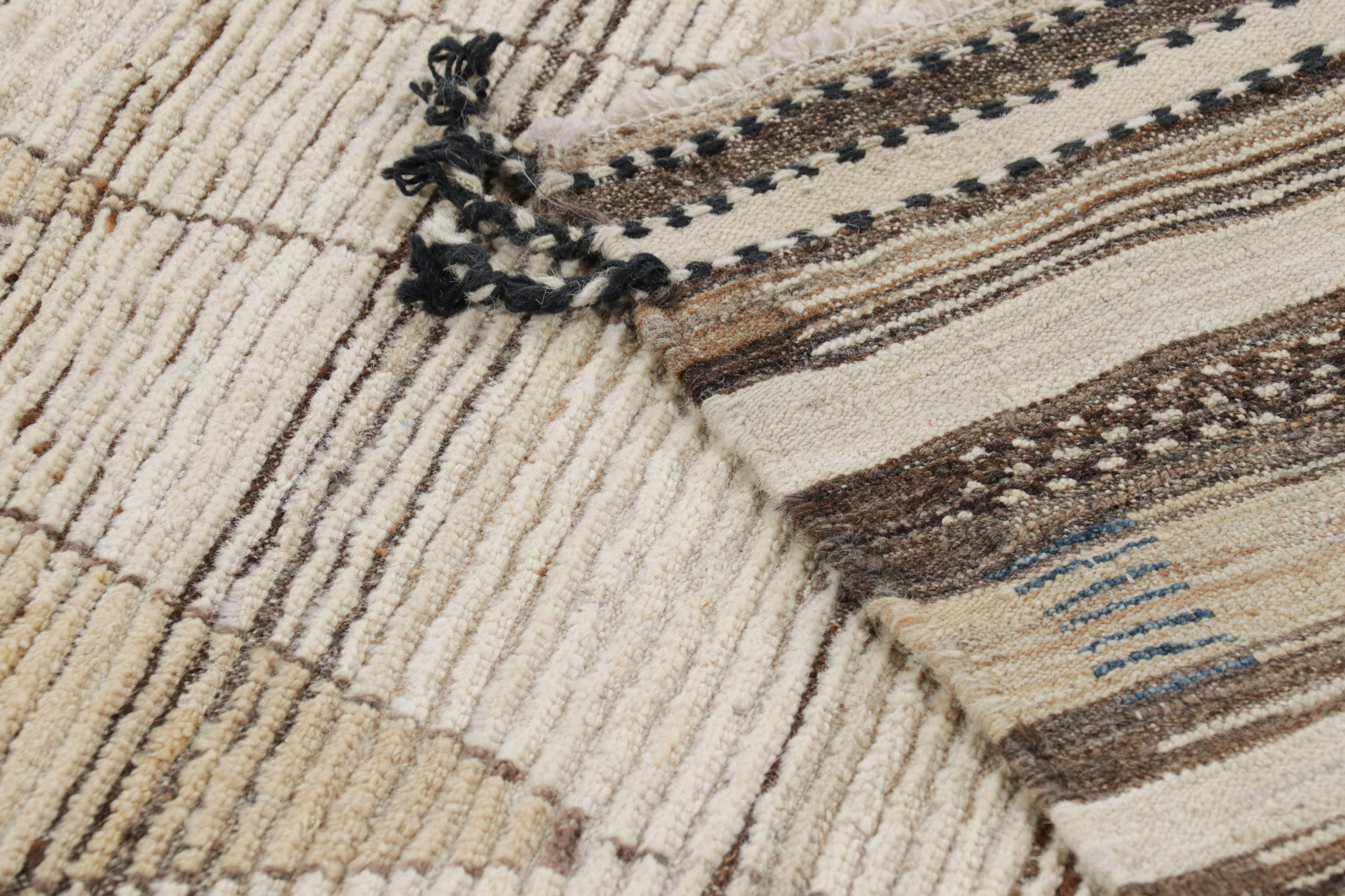 Laine Rug & Kilim's Custom Moroccan Style Rug in Beige with Geometric Patterns (tapis de style marocain personnalisé en beige avec des motifs géométriques) en vente