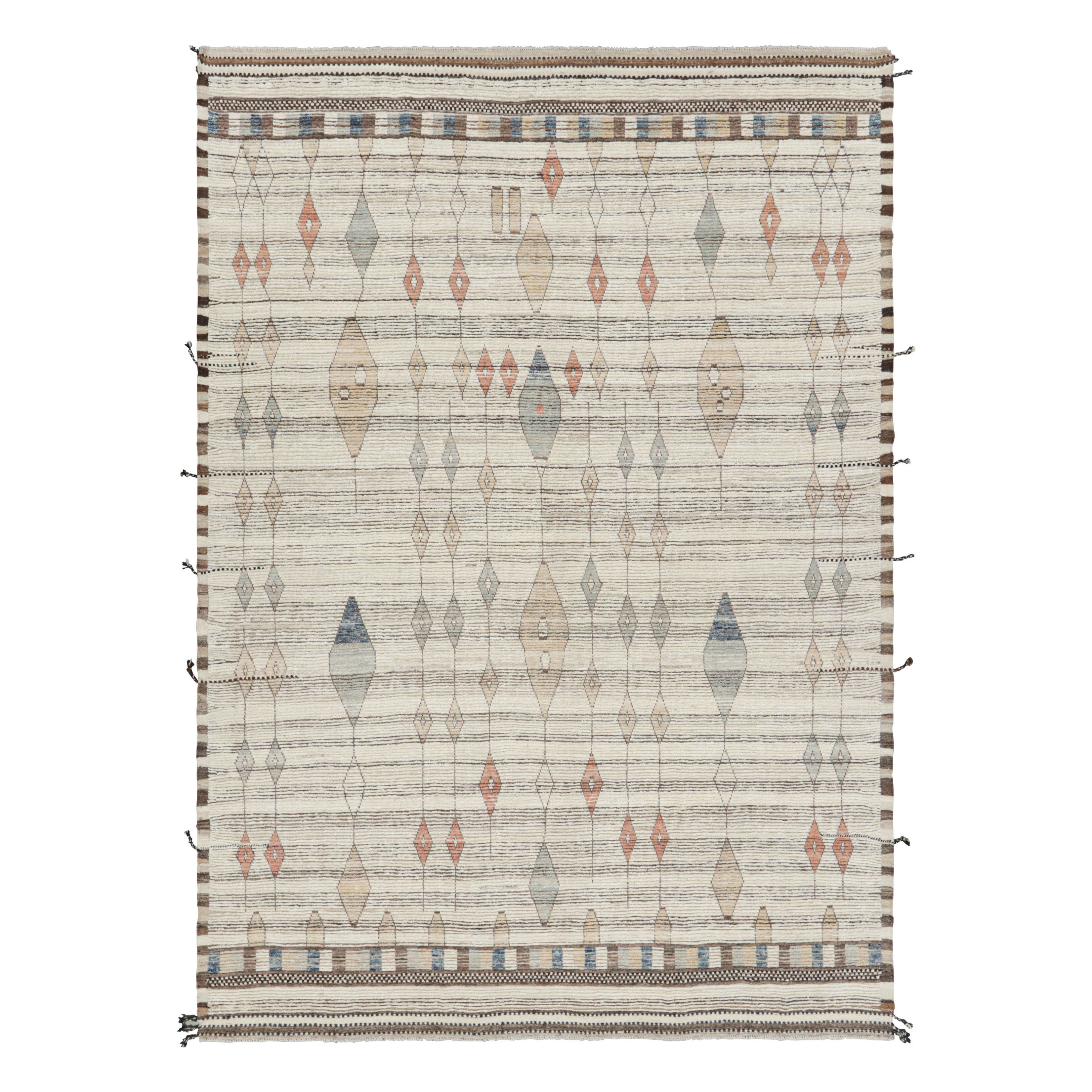 Rug & Kilim's maßgeschneiderter Teppich im marokkanischen Stil in Beige mit geometrischen Mustern