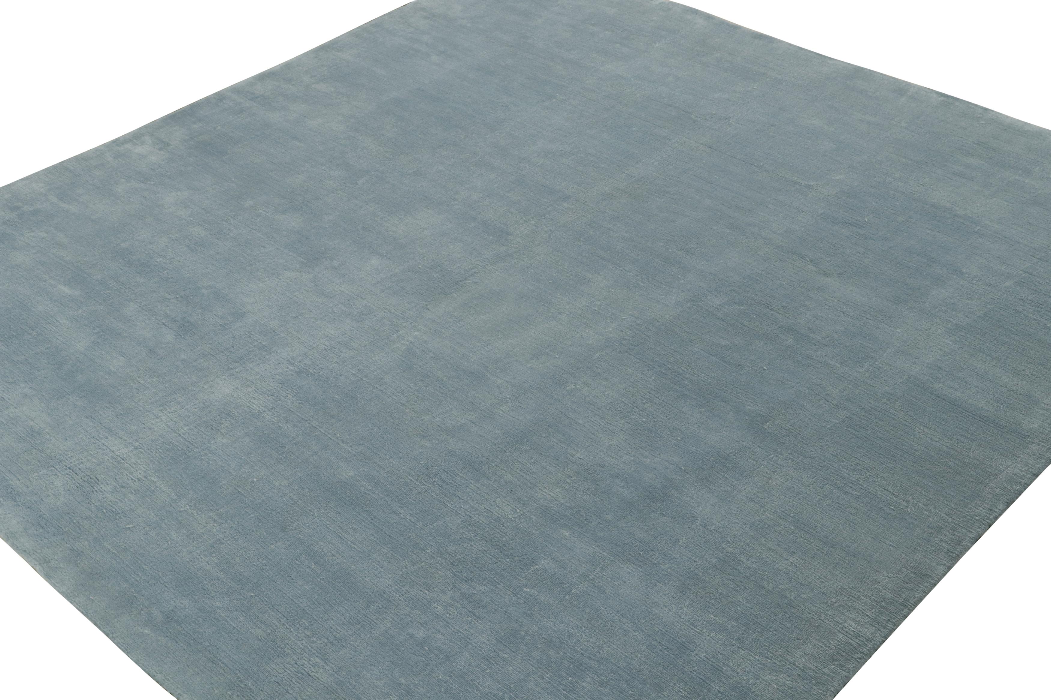 De la collection Texture of Color de Rug & Kilim, un tapis uni personnalisé dans les tons bleu ciel.

 Sur le Design : 

Ces photos représentent un tapis carré 9x9 dans ce design, noué à la main en soie sur l'un de nos premiers métiers à tisser