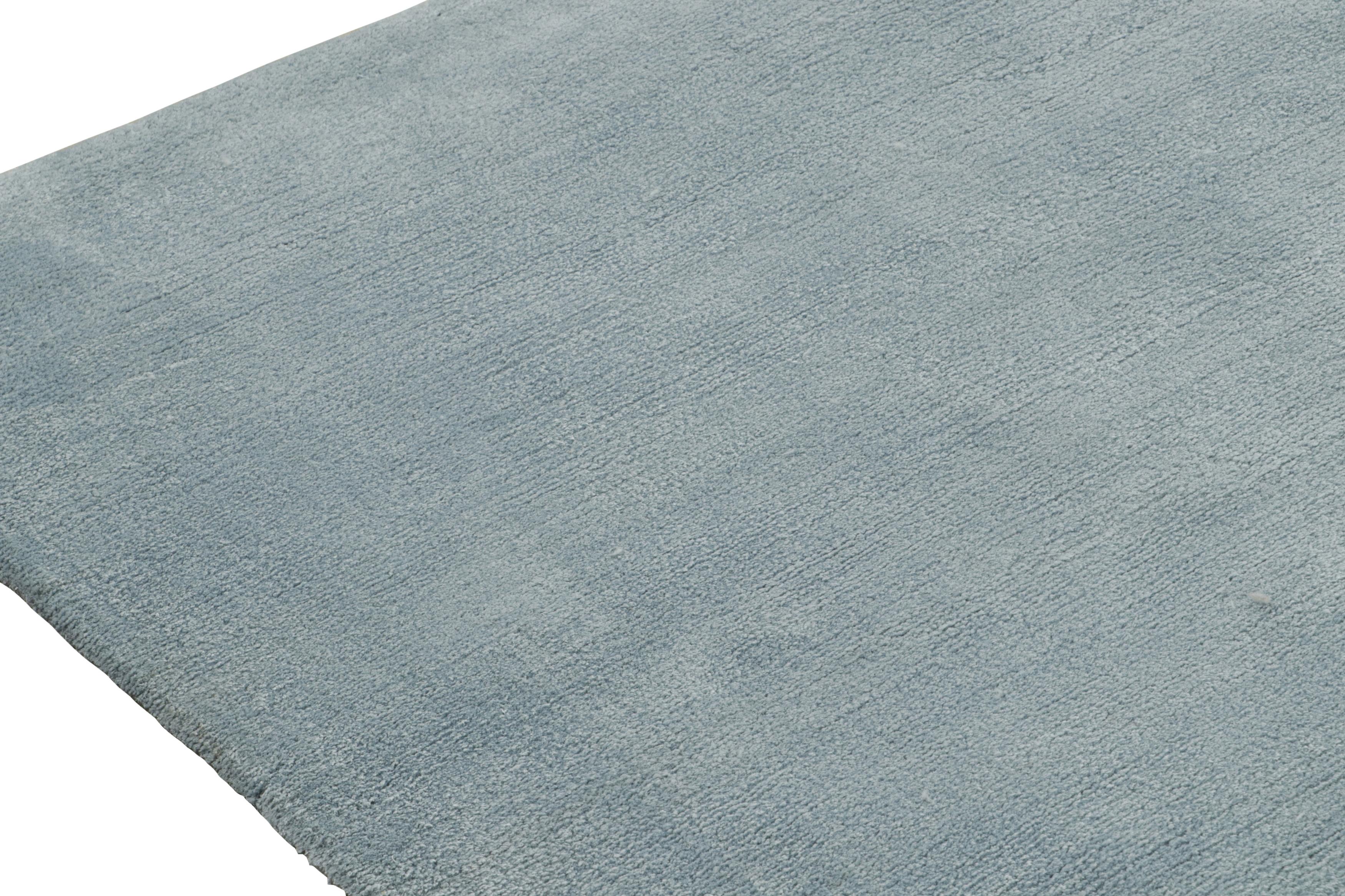 Annodato a mano Rug & Kilim: design personalizzato di un tappeto liscio con toni blu cielo in vendita
