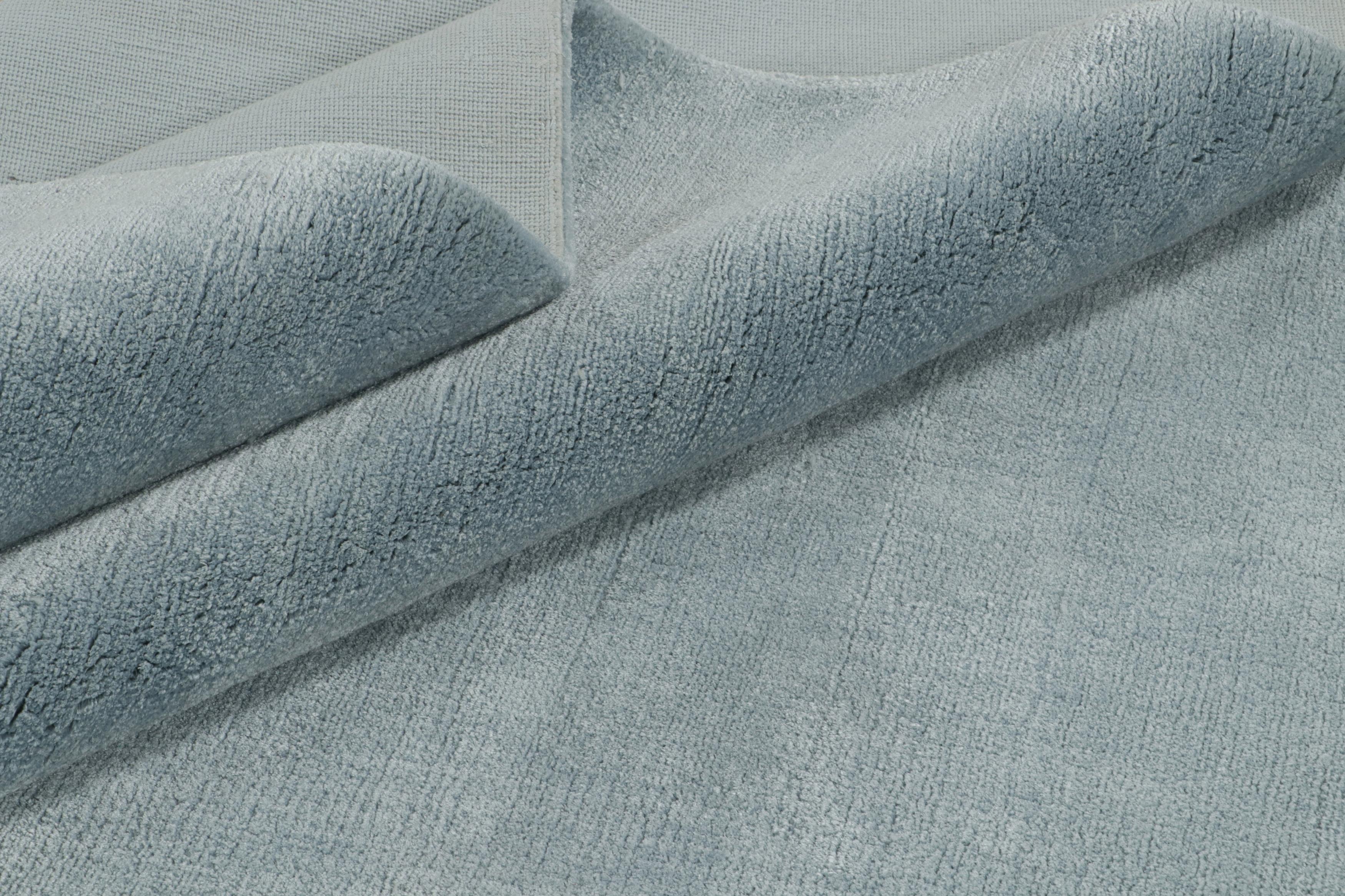 XXIe siècle et contemporain Rug & Kilim's Custom Plain Rug Design with Sky Blue Tones (tapis uni personnalisé avec des tons bleu ciel) en vente