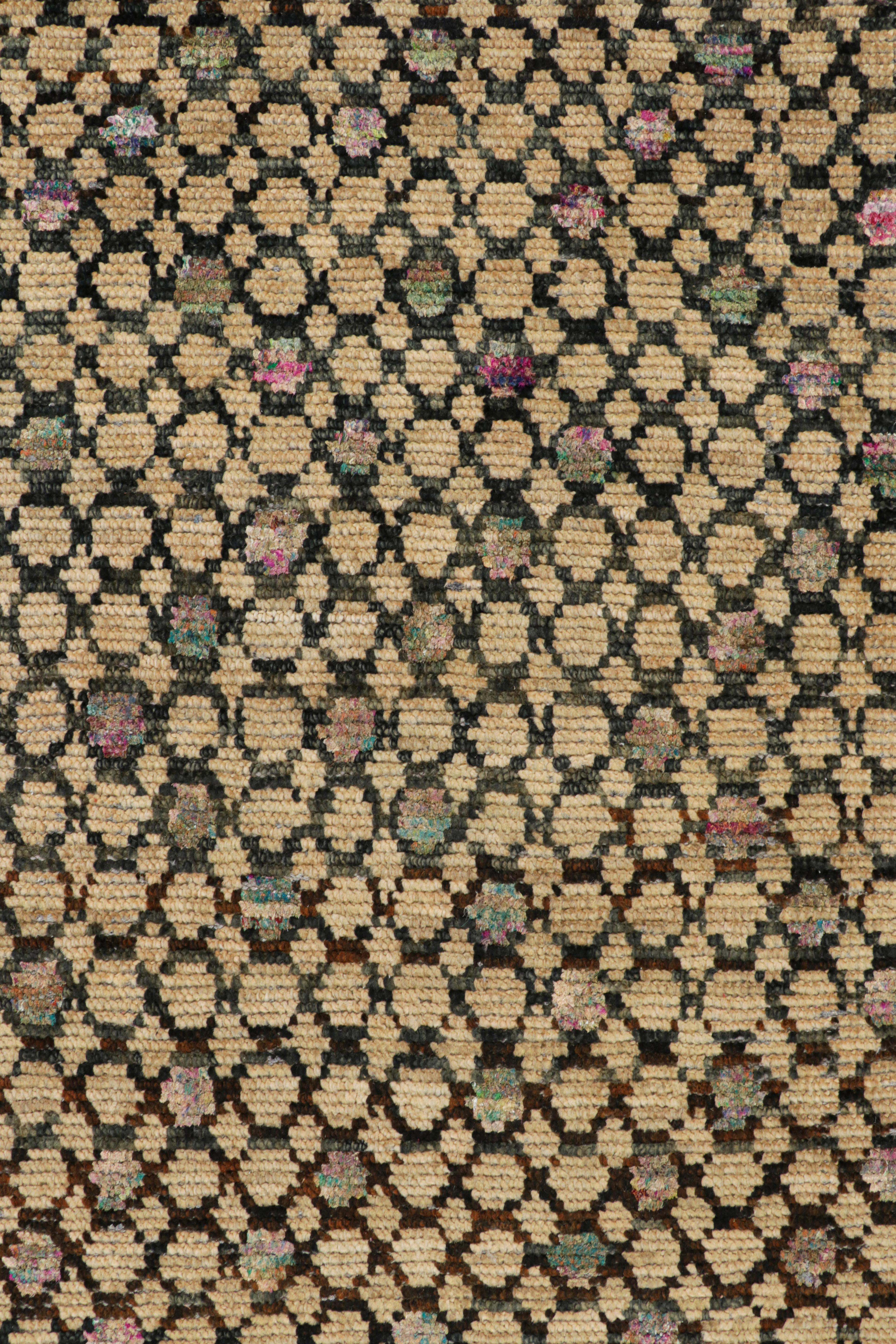 Moderno Rug & Kilim: un tappeto personalizzato in beige e con motivi geometrici policromatici in vendita