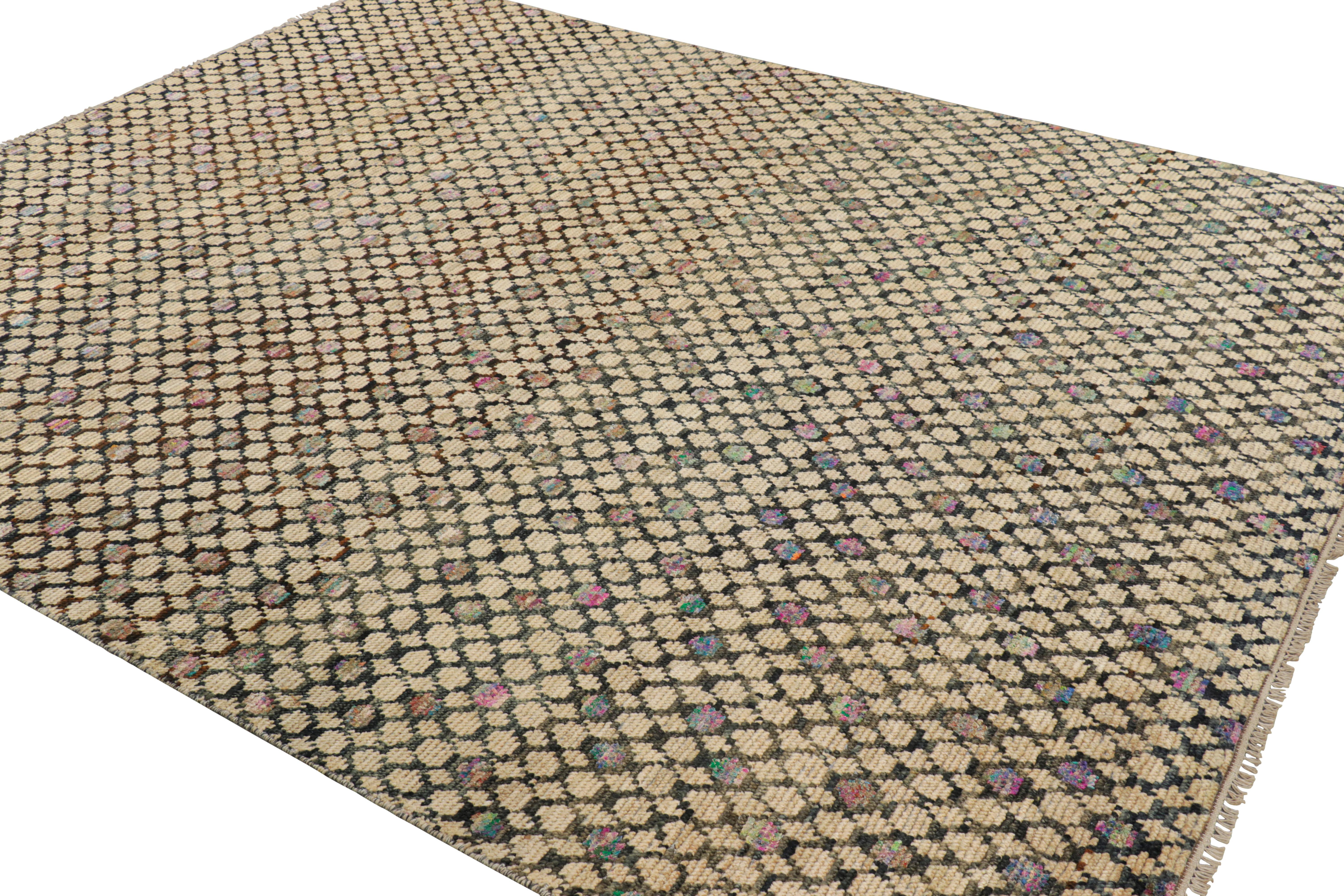Indiano Rug & Kilim: un tappeto personalizzato in beige e con motivi geometrici policromatici in vendita