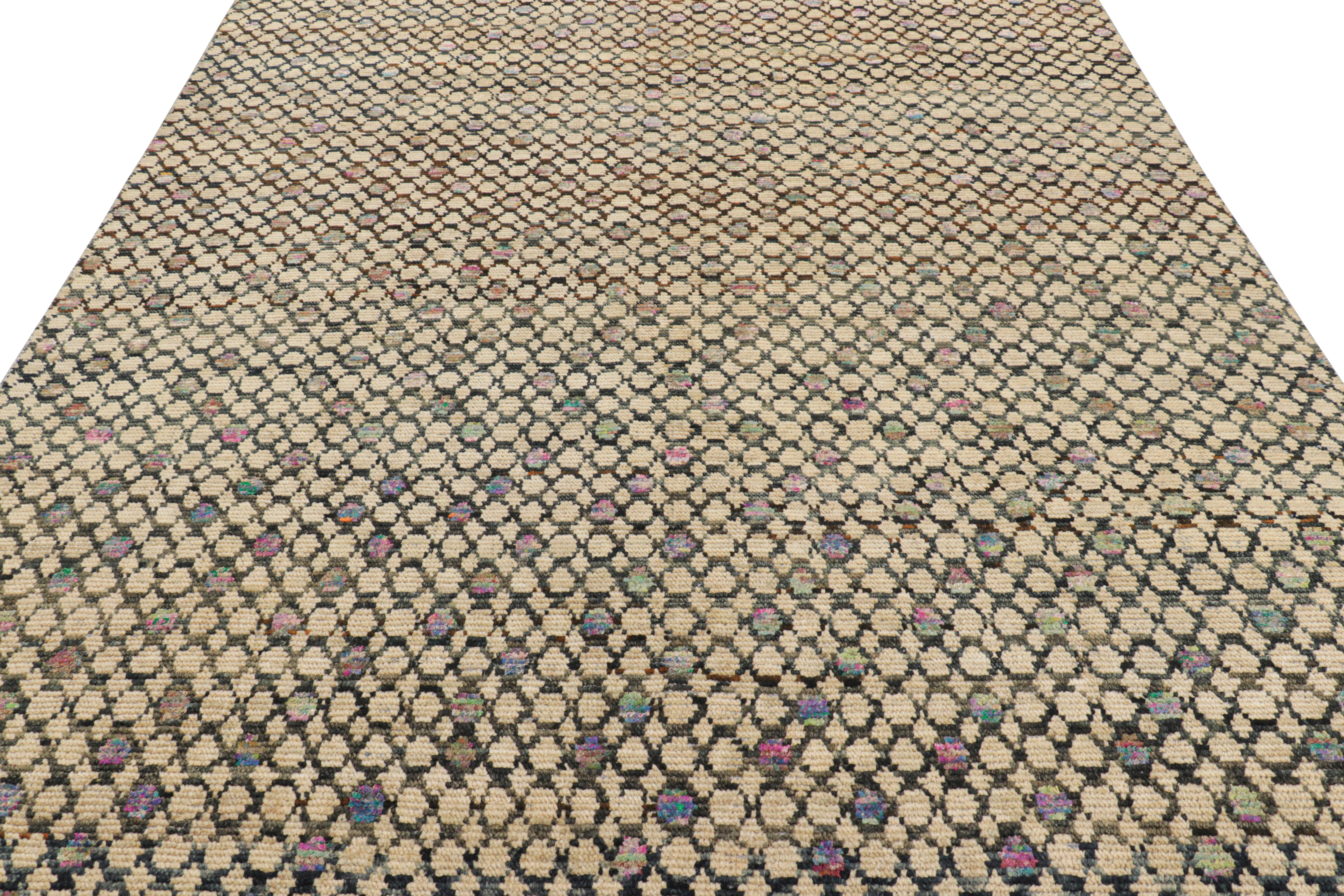 Annodato a mano Rug & Kilim: un tappeto personalizzato in beige e con motivi geometrici policromatici in vendita