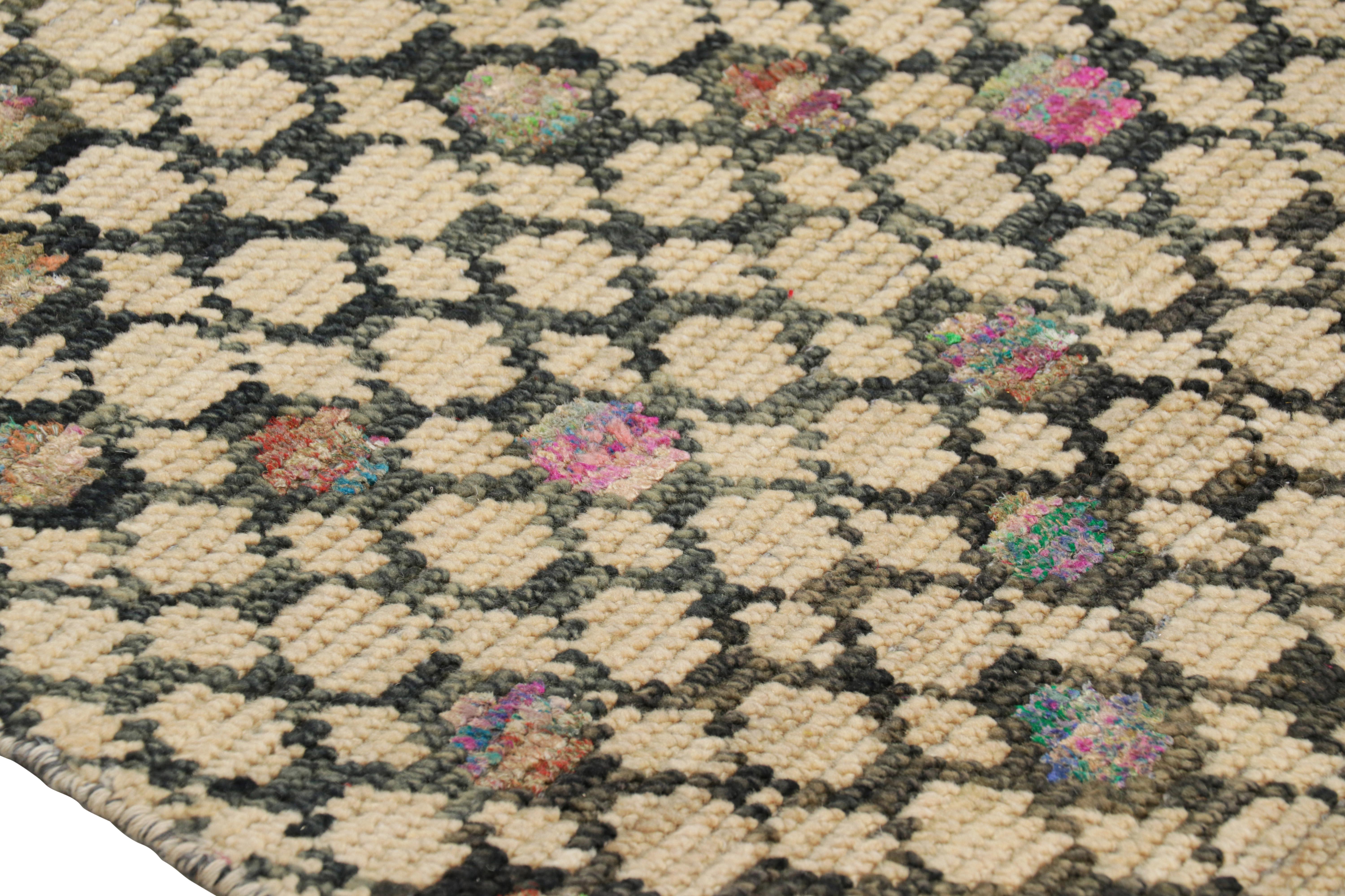 Rug & Kilim: un tappeto personalizzato in beige e con motivi geometrici policromatici In condizioni Nuovo in vendita a Long Island City, NY
