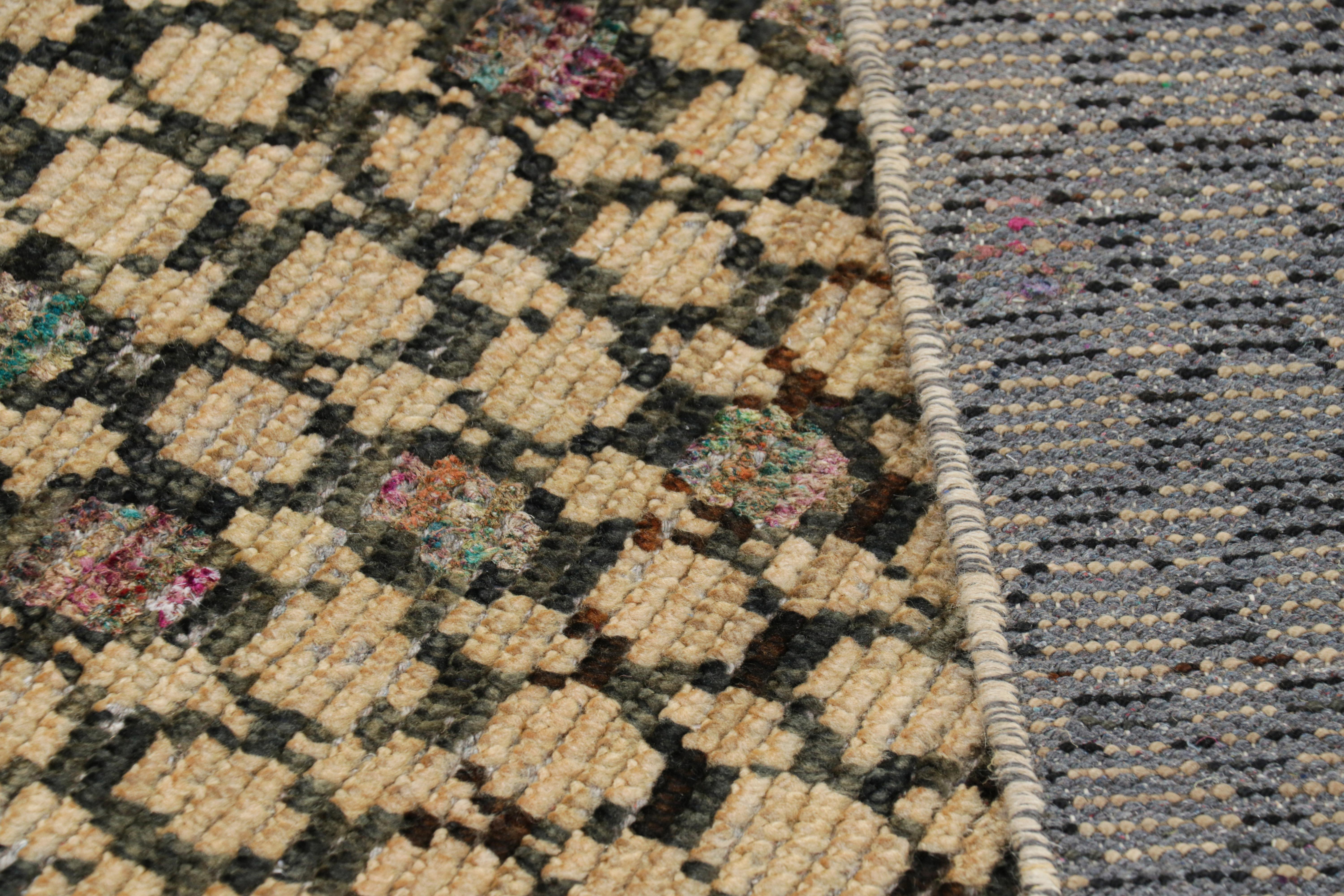 XXI secolo e contemporaneo Rug & Kilim: un tappeto personalizzato in beige e con motivi geometrici policromatici in vendita
