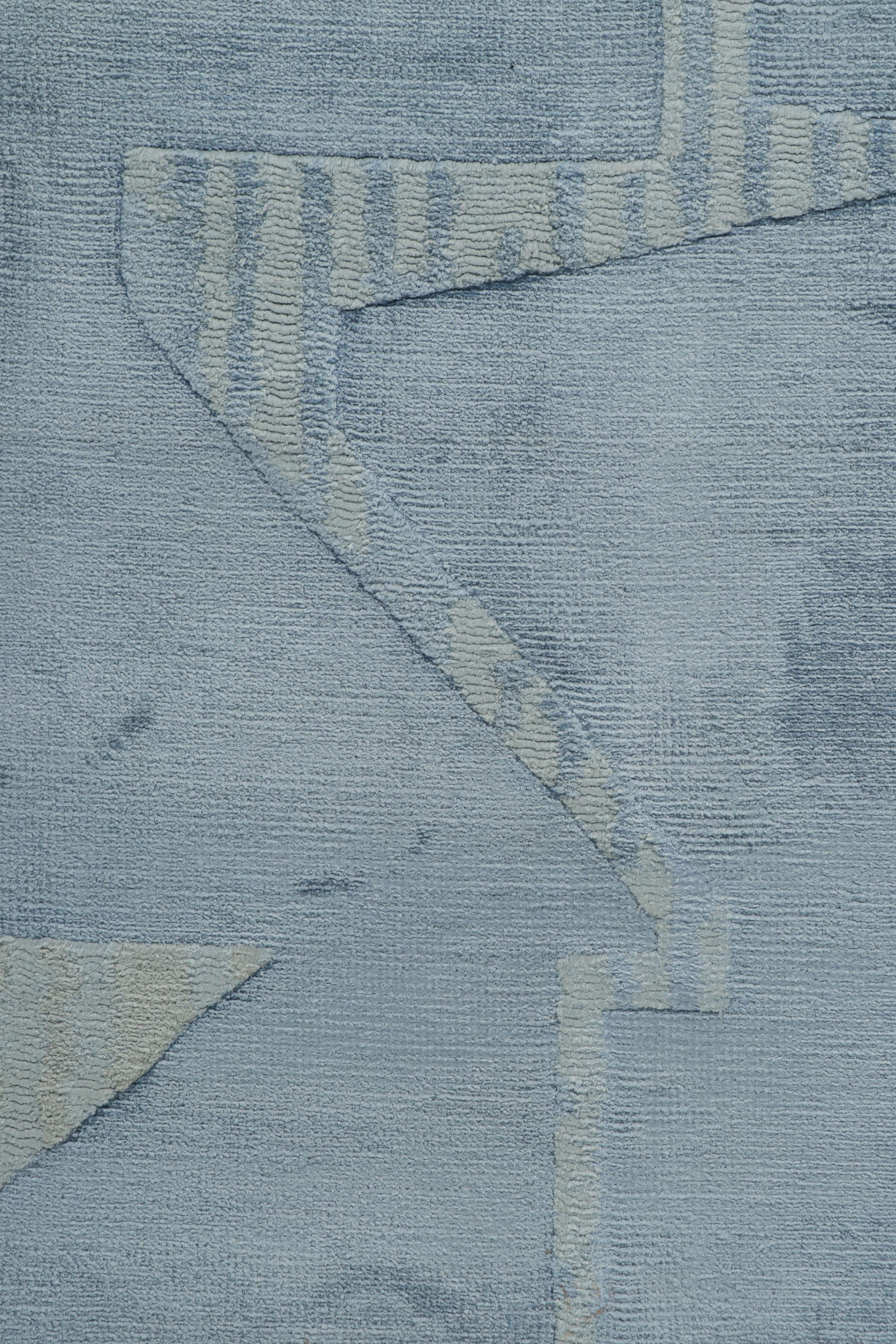 Moderno Rug & Kilim: Tappeto personalizzato in campo aperto blu con accenti bianchi in vendita