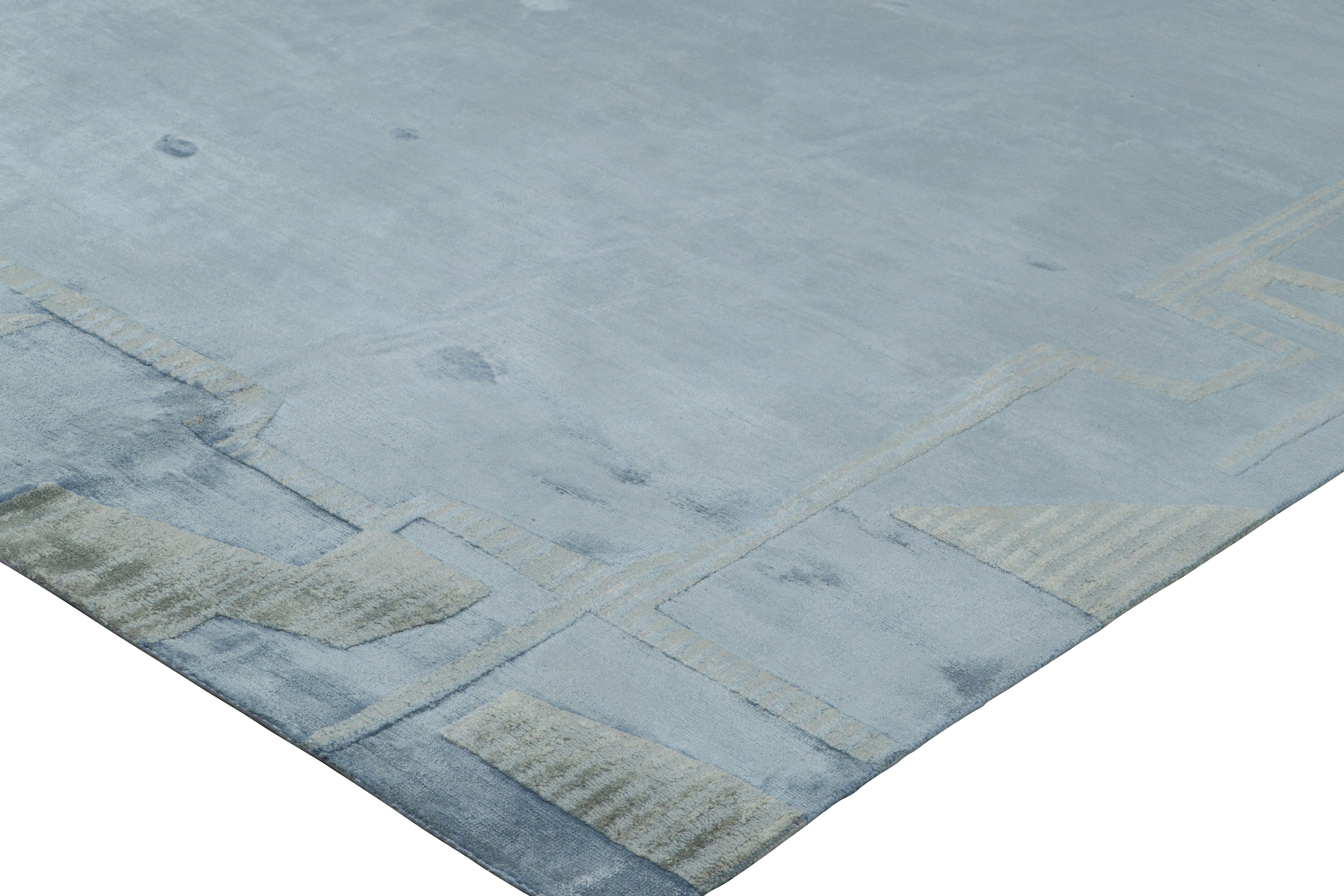 Rug & Kilim: Tappeto personalizzato in campo aperto blu con accenti bianchi In condizioni Nuovo in vendita a Long Island City, NY