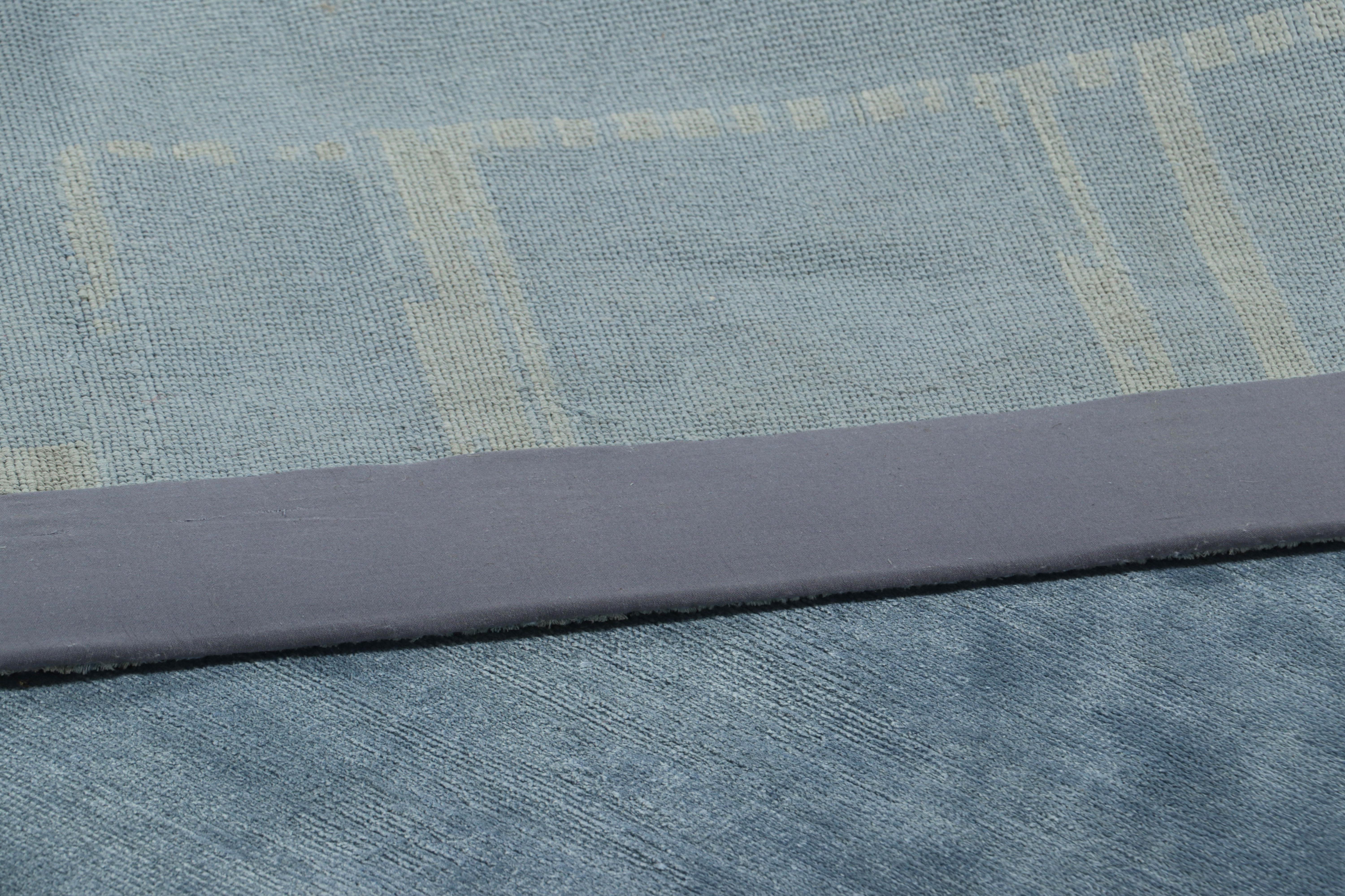 XXI secolo e contemporaneo Rug & Kilim: Tappeto personalizzato in campo aperto blu con accenti bianchi in vendita