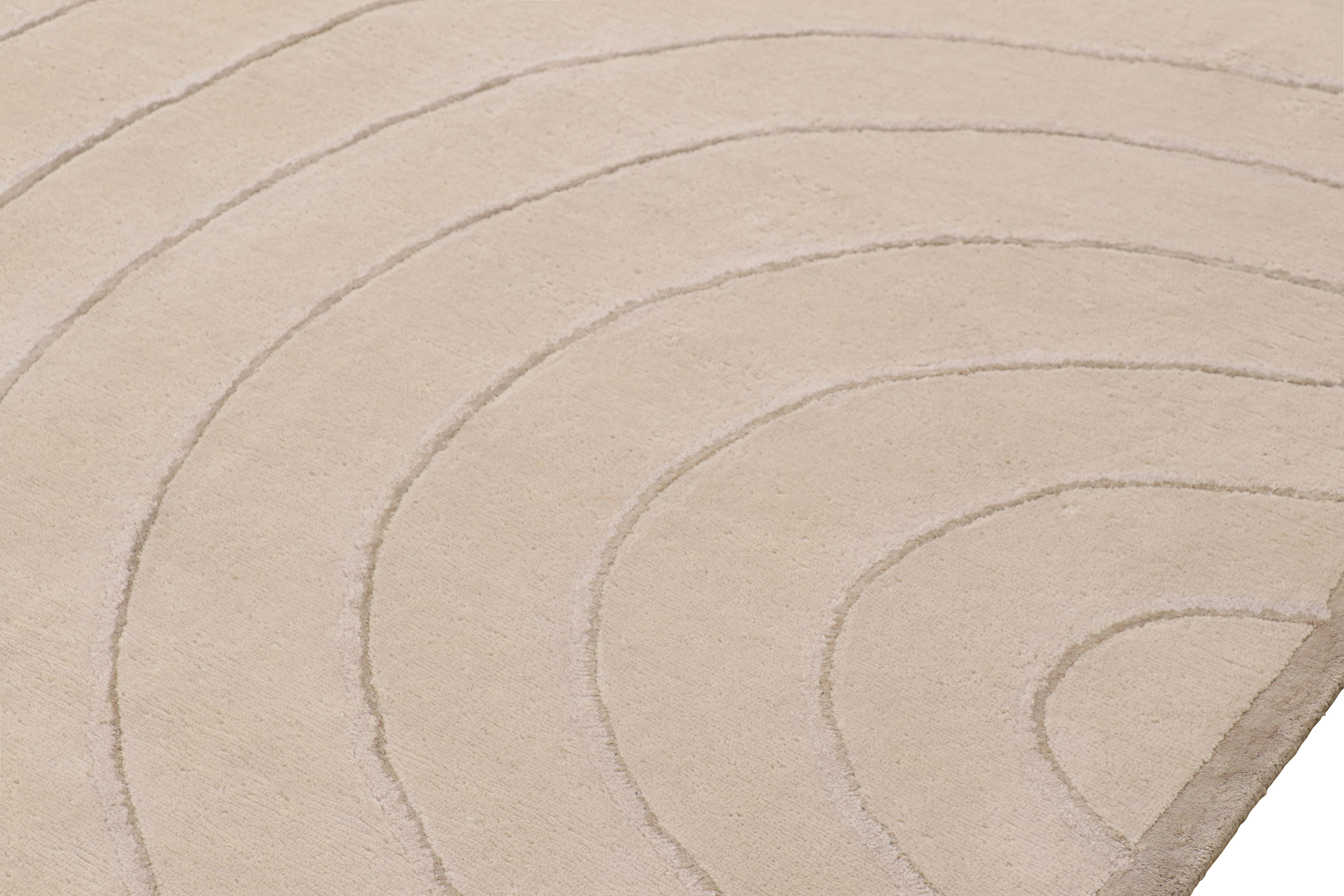 Rug & Kilim's individuelles Teppichdesign in Cremeweiß mit Hoch-Tief-Kreismustern im Zustand „Neu“ im Angebot in Long Island City, NY