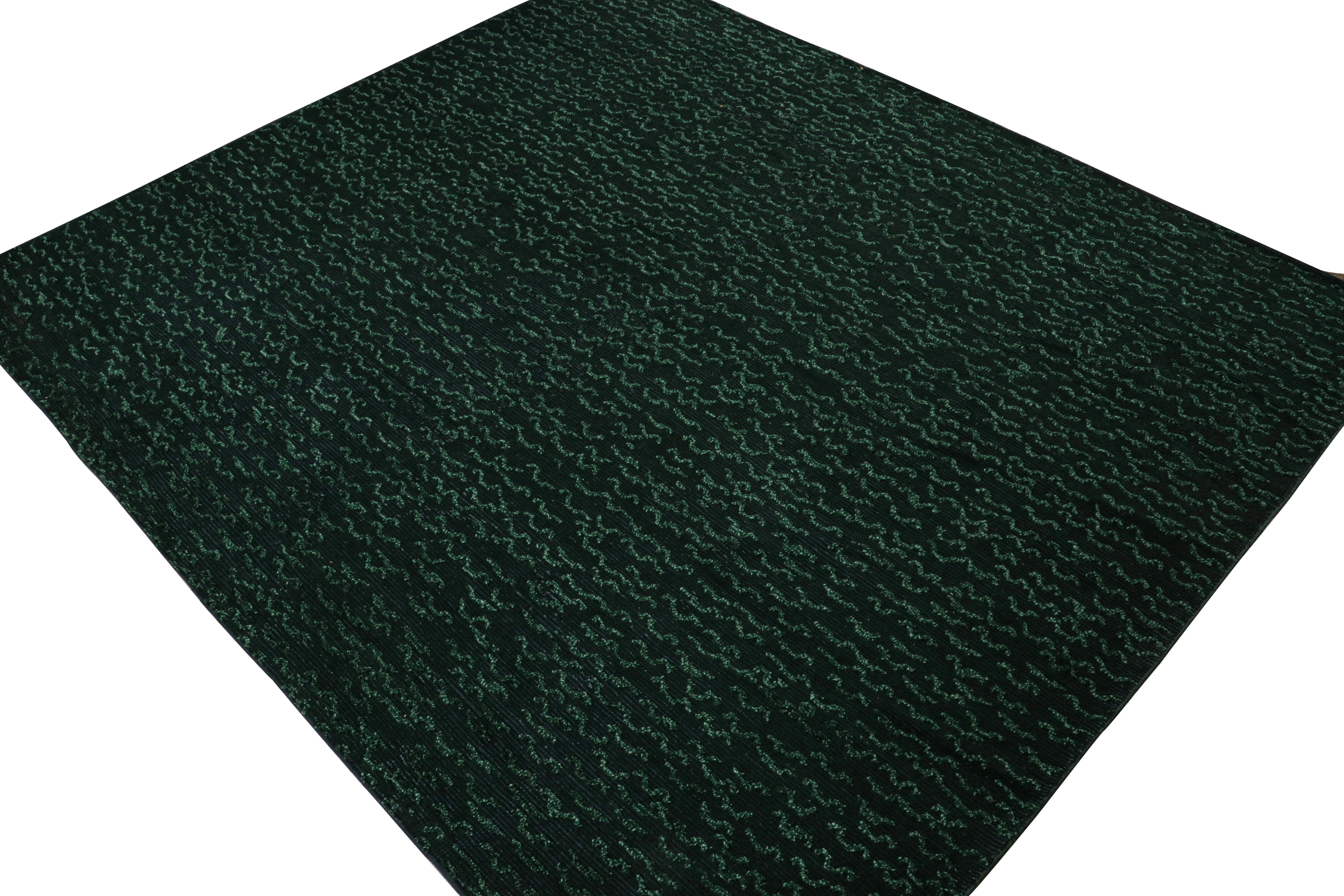 Annodato a mano Rug & Kilim ha progettato un tappeto personalizzato in verde bosco e verde acqua con motivo alto-basso in vendita